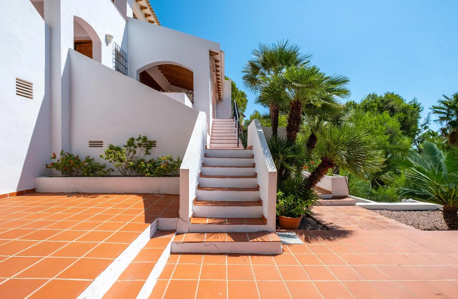 Elegant Mediterranean situated on the island of the golf course