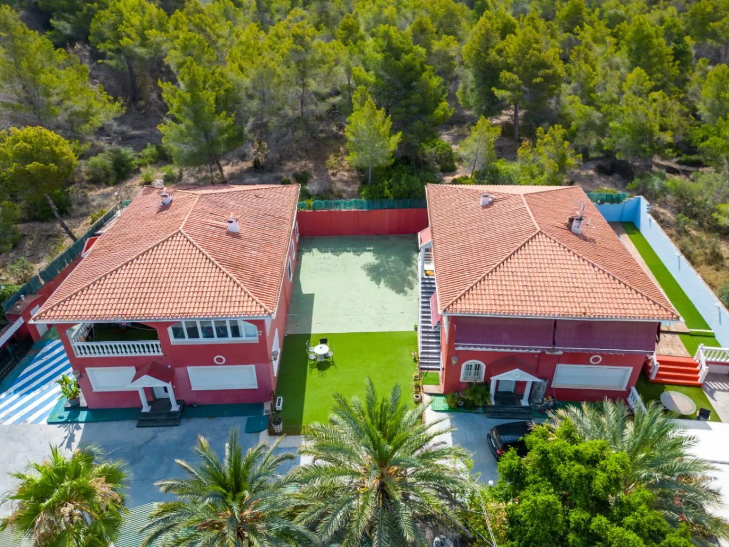 Two Villas – Nature, Privacy, and Versatility in a Unique Setting Next to Sierra Helada