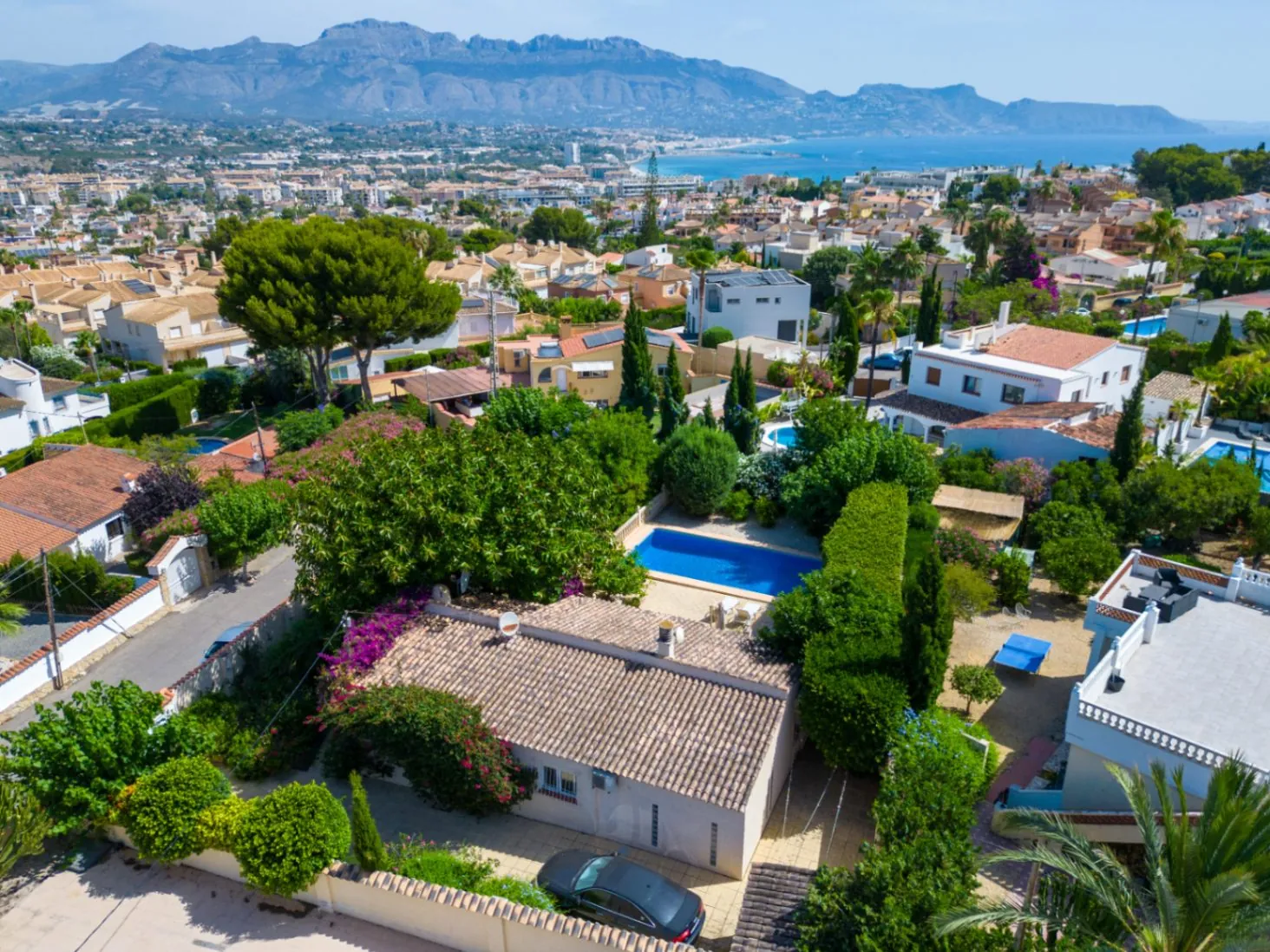 Where Tranquility Flourishes: House with Charming Garden and Pool in Albir