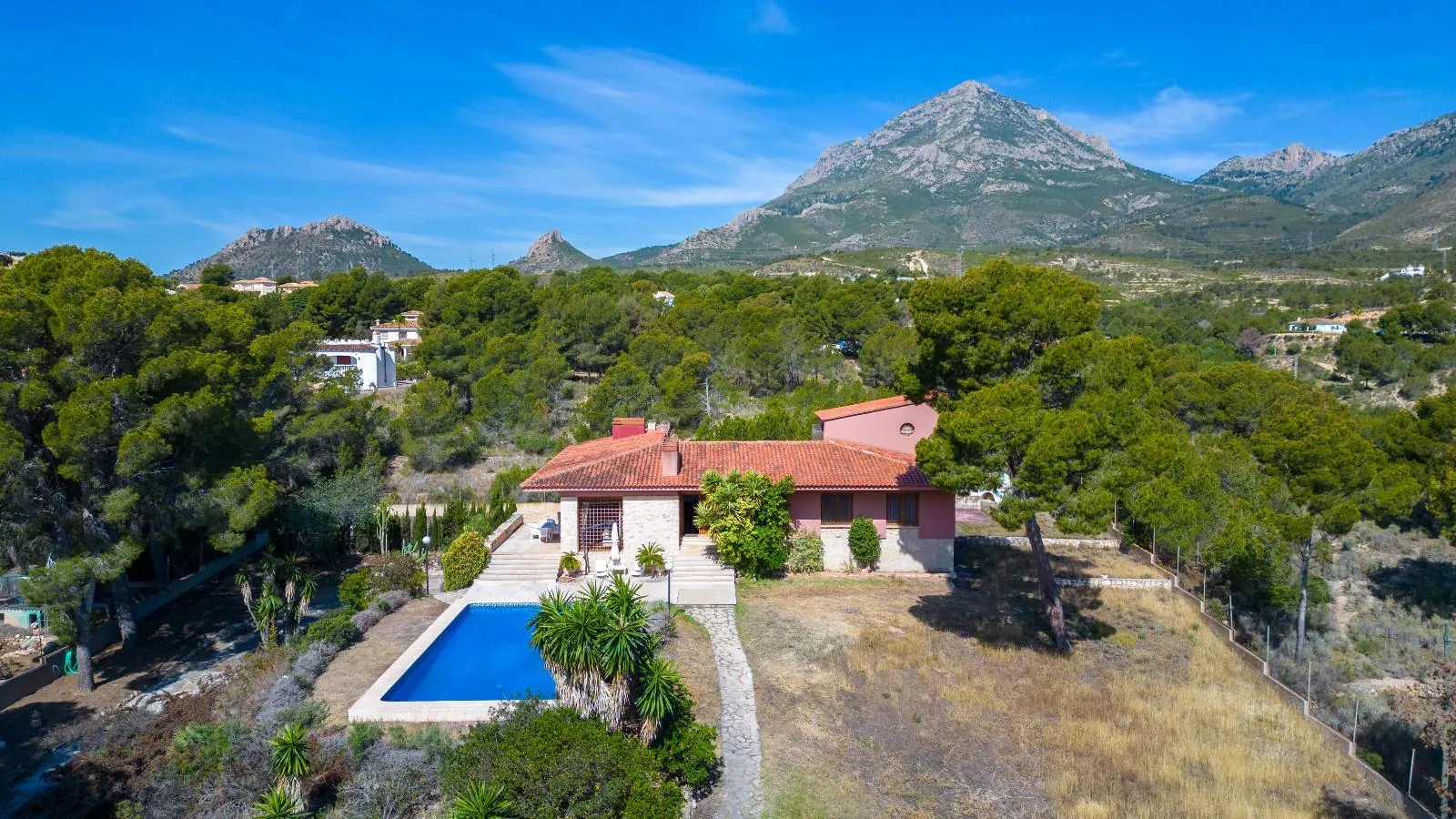 Mediterranean Elegance between the Sea and the Mountain – Privacy and Nature in La Nucía