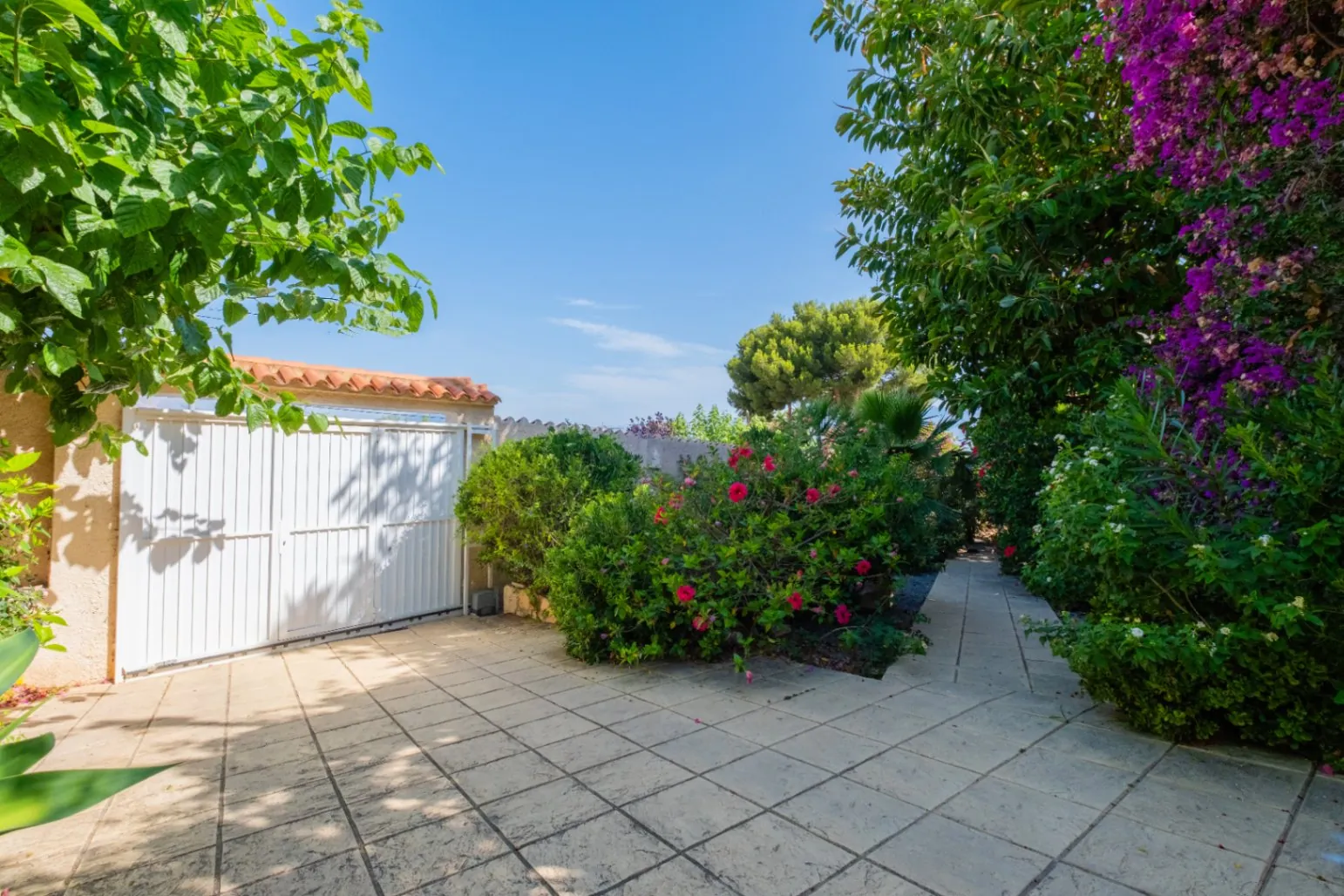 Where Tranquility Flourishes: House with Charming Garden and Pool in Albir