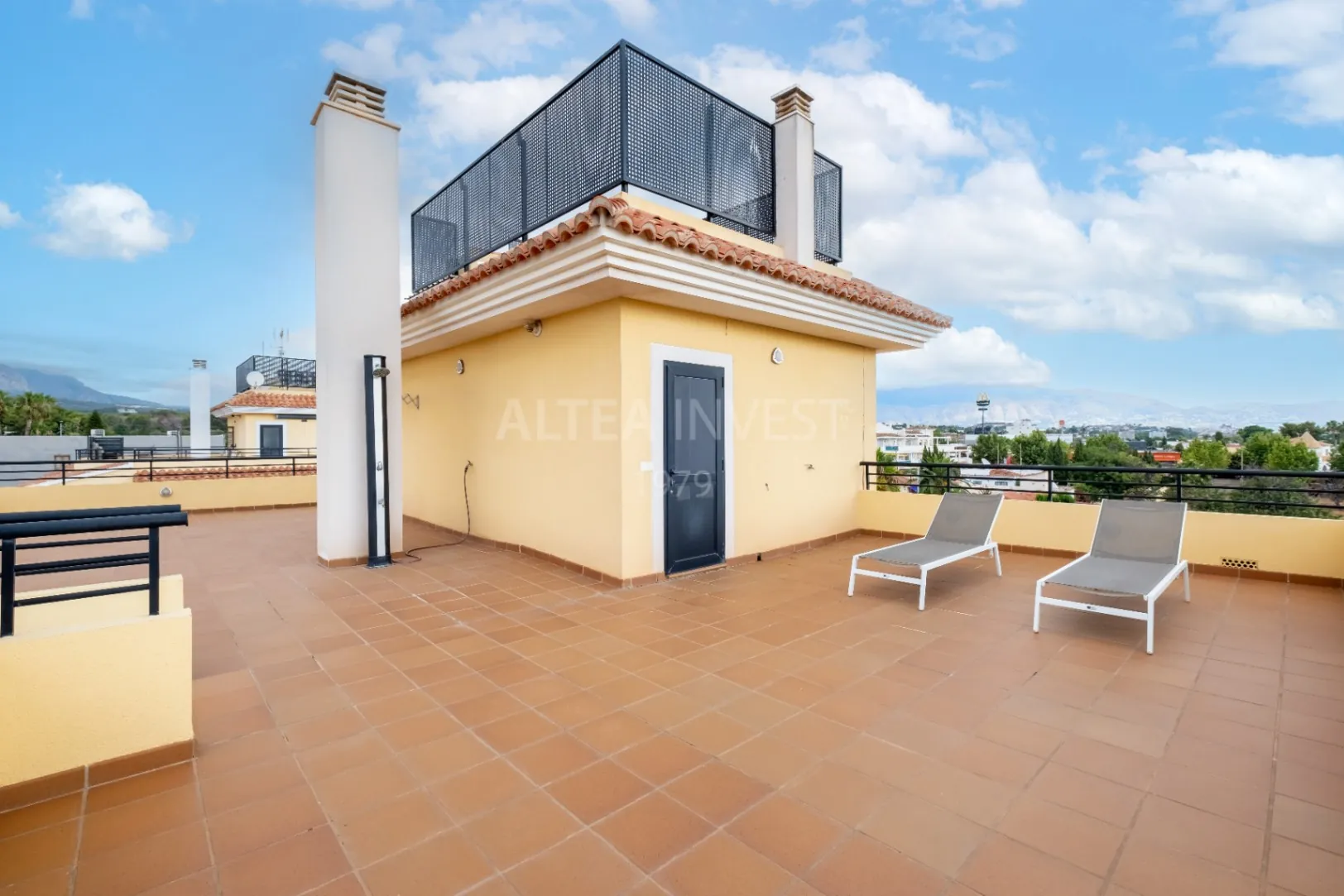 Penthouse with a large private terrace in Albir: comfort, light, and panoramic views.