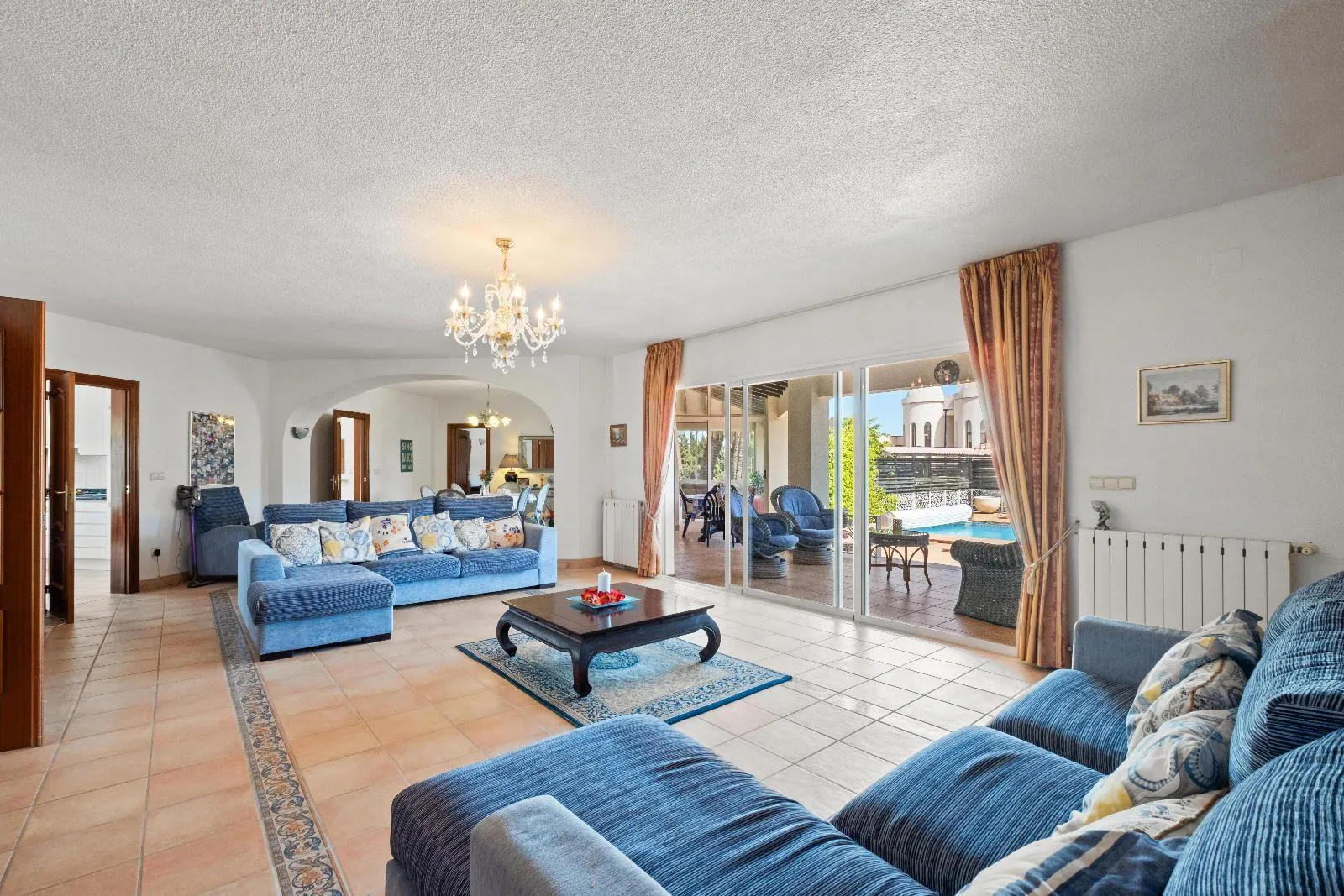 Single-storey villa in Alfaz del Pi: spaciousness, privacy, and heated pool