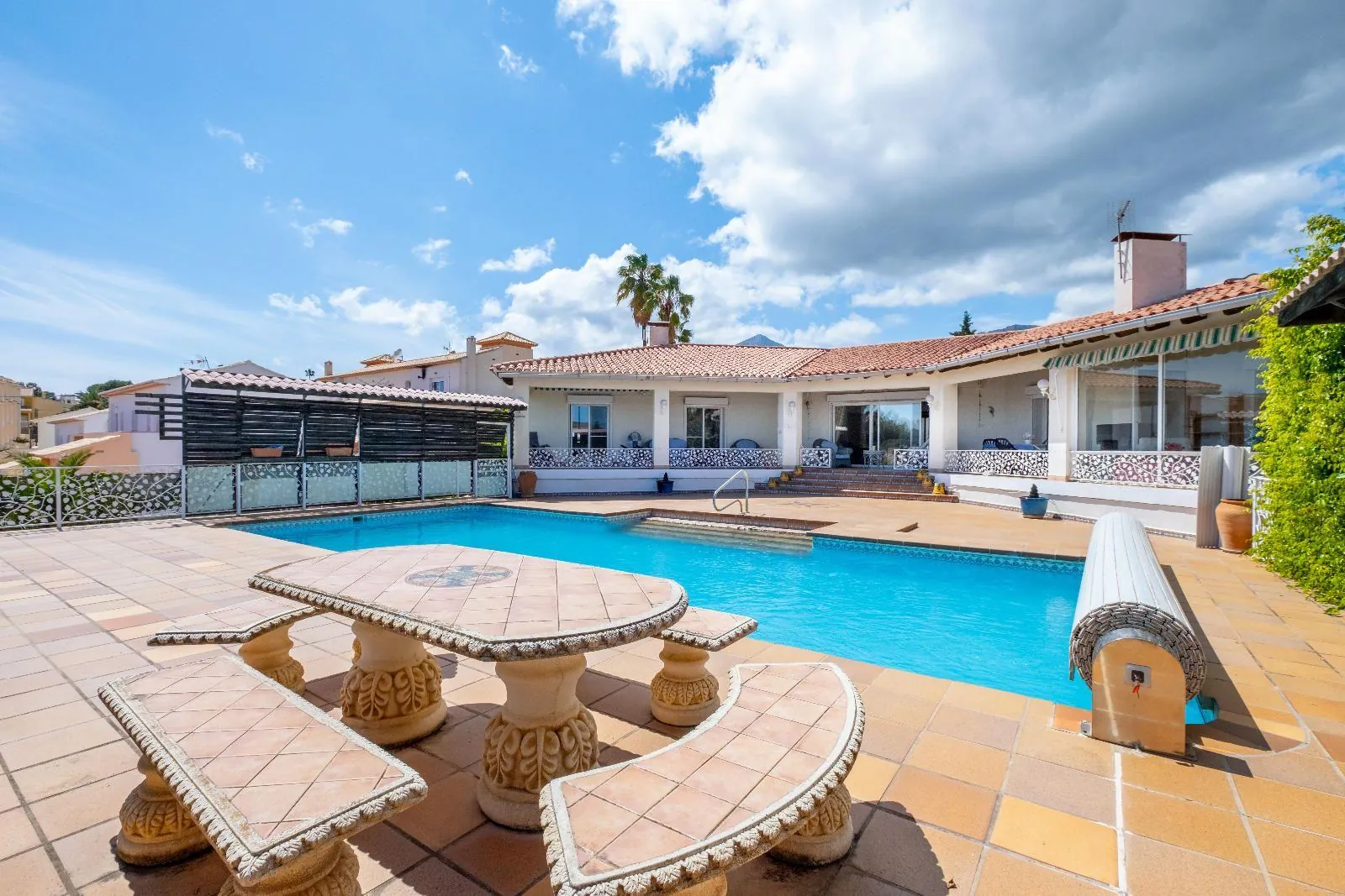 Single-storey villa in Alfaz del Pi: spaciousness, privacy, and heated pool