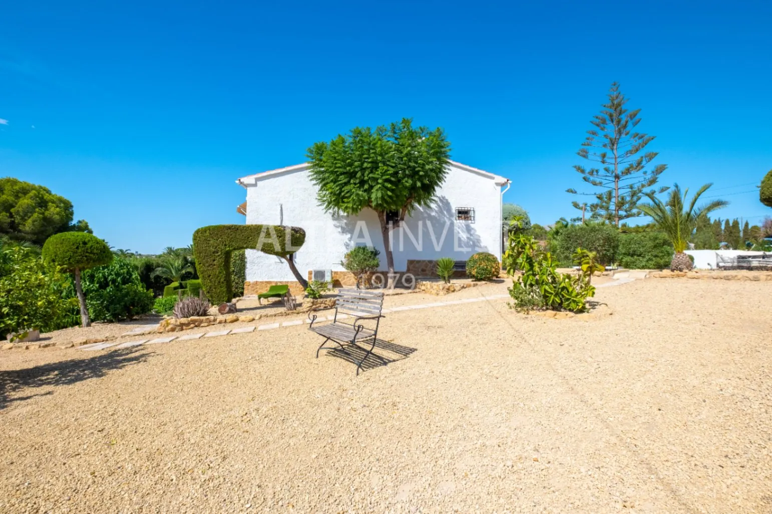 Exclusive Mediterranean-Style Chalet in El Planet