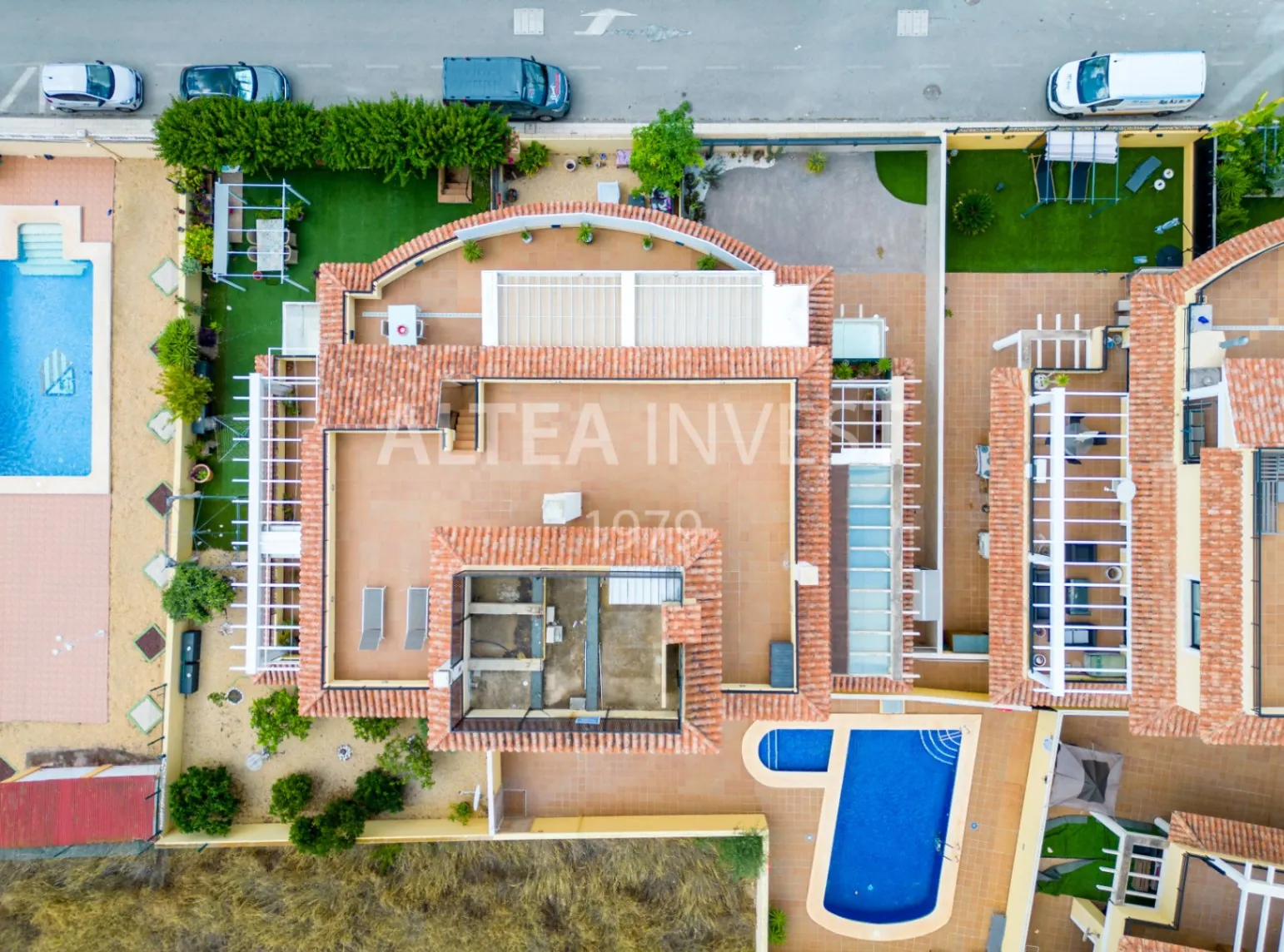 Penthouse with a large private terrace in Albir: comfort, light, and panoramic views.