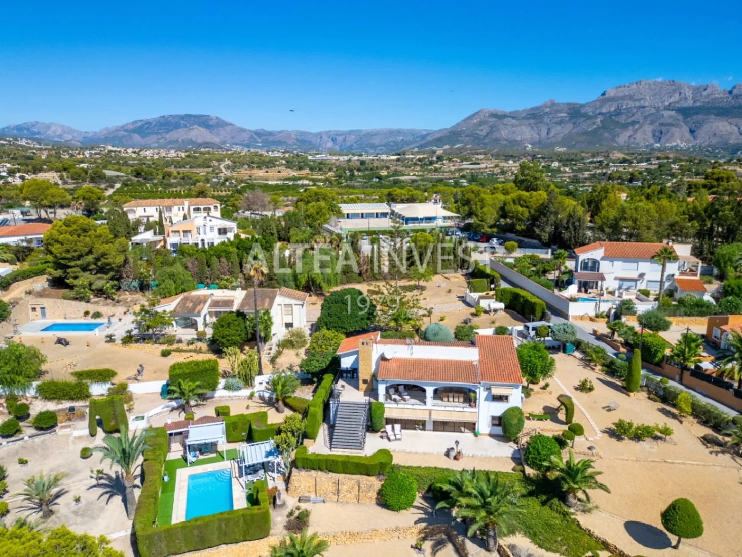 Exclusive Mediterranean-Style Chalet in El Planet