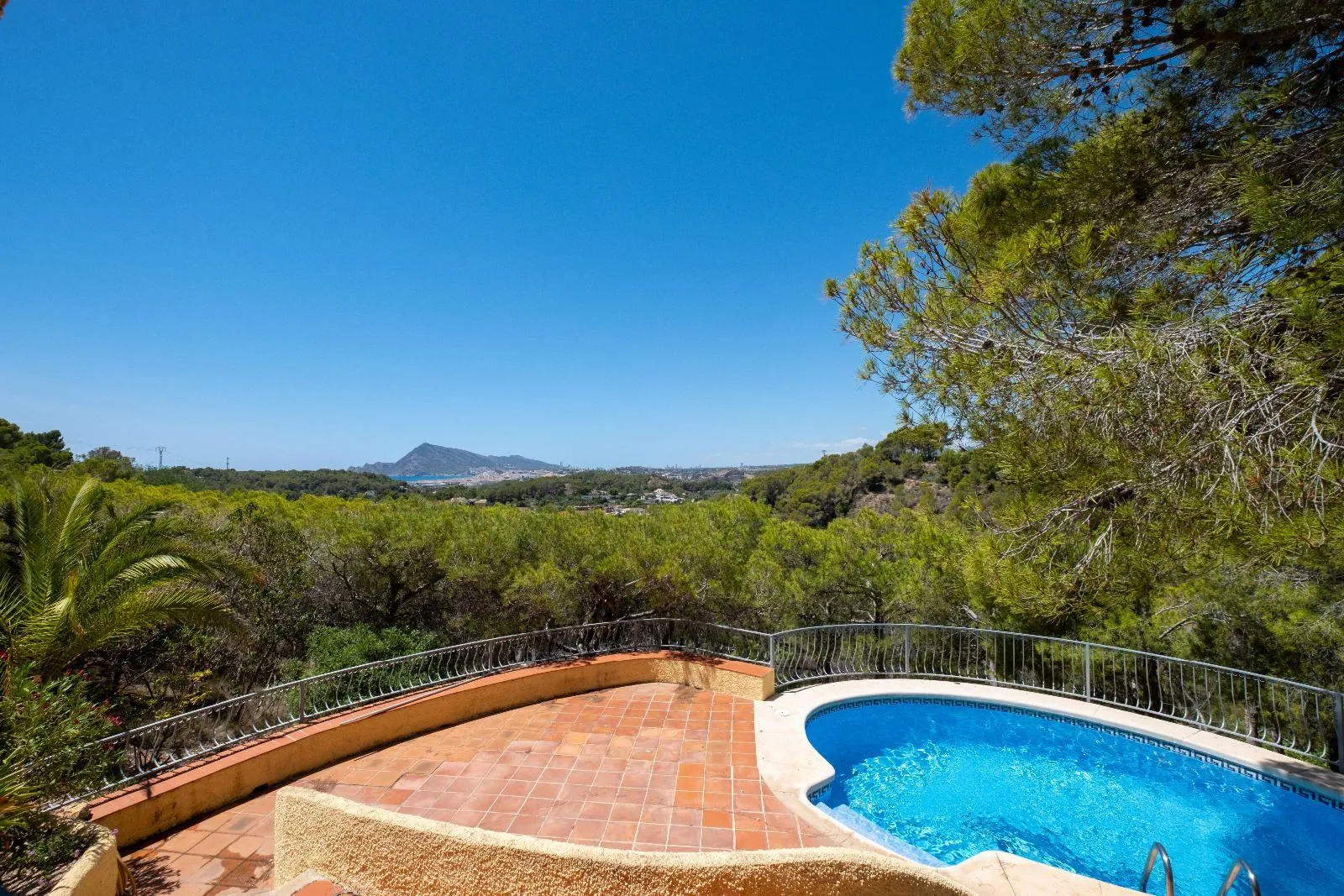 Cosy Mediterranean style villa with open views over the bay of Altea.