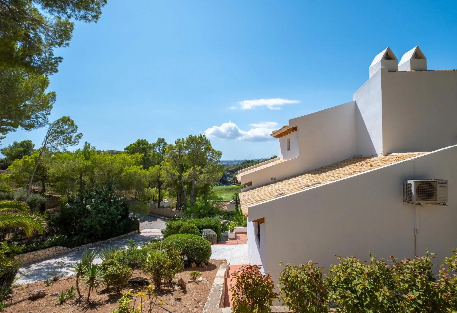 Elegant Mediterranean situated on the island of the golf course