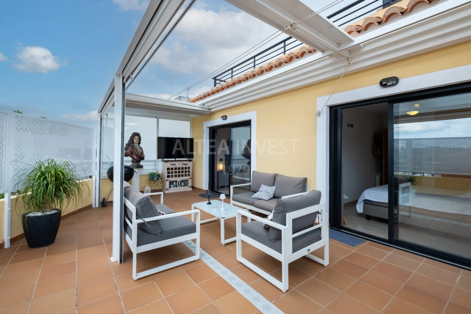 Penthouse with a large private terrace in Albir: comfort, light, and panoramic views.