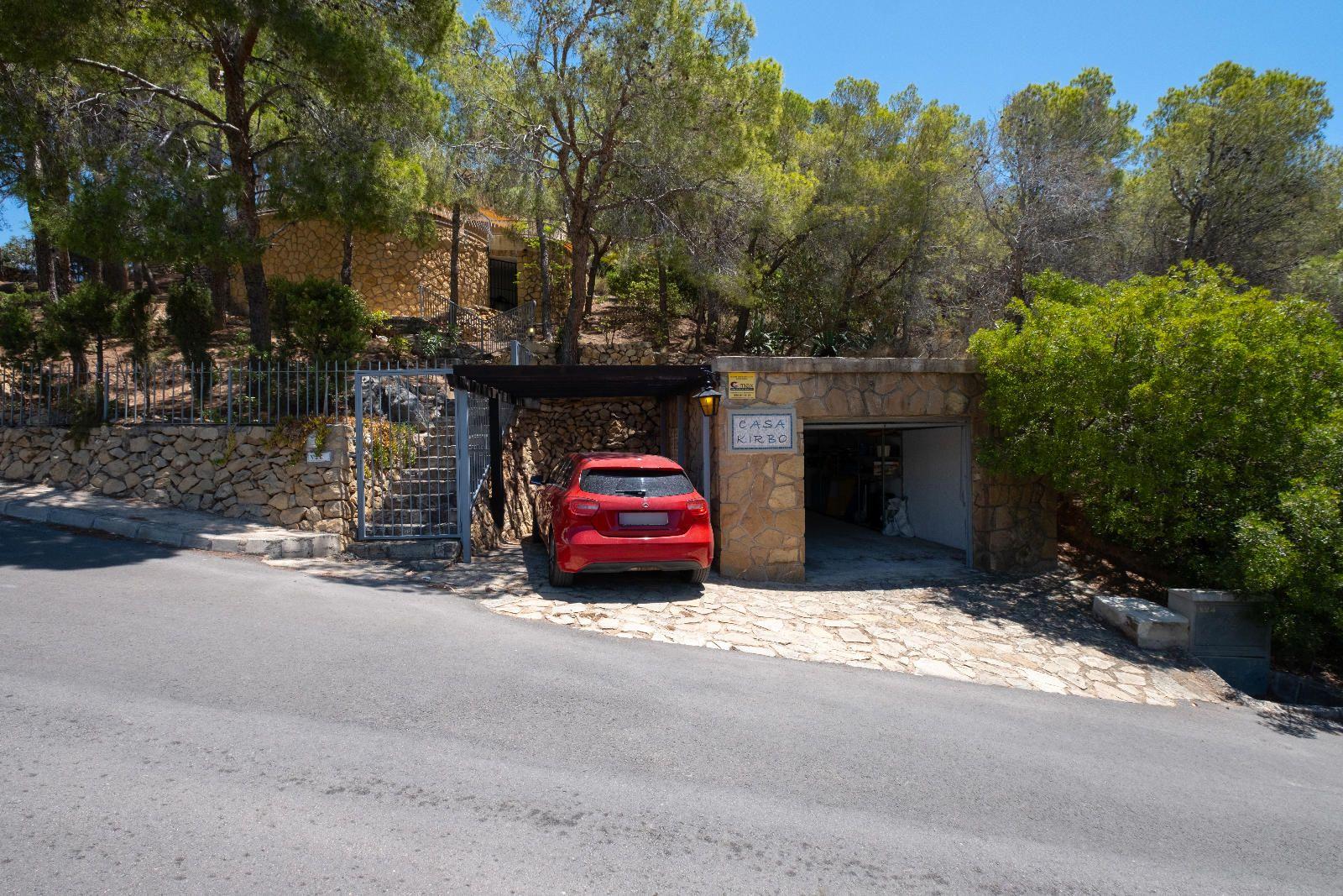 Cosy Mediterranean style villa with open views over the bay of Altea.