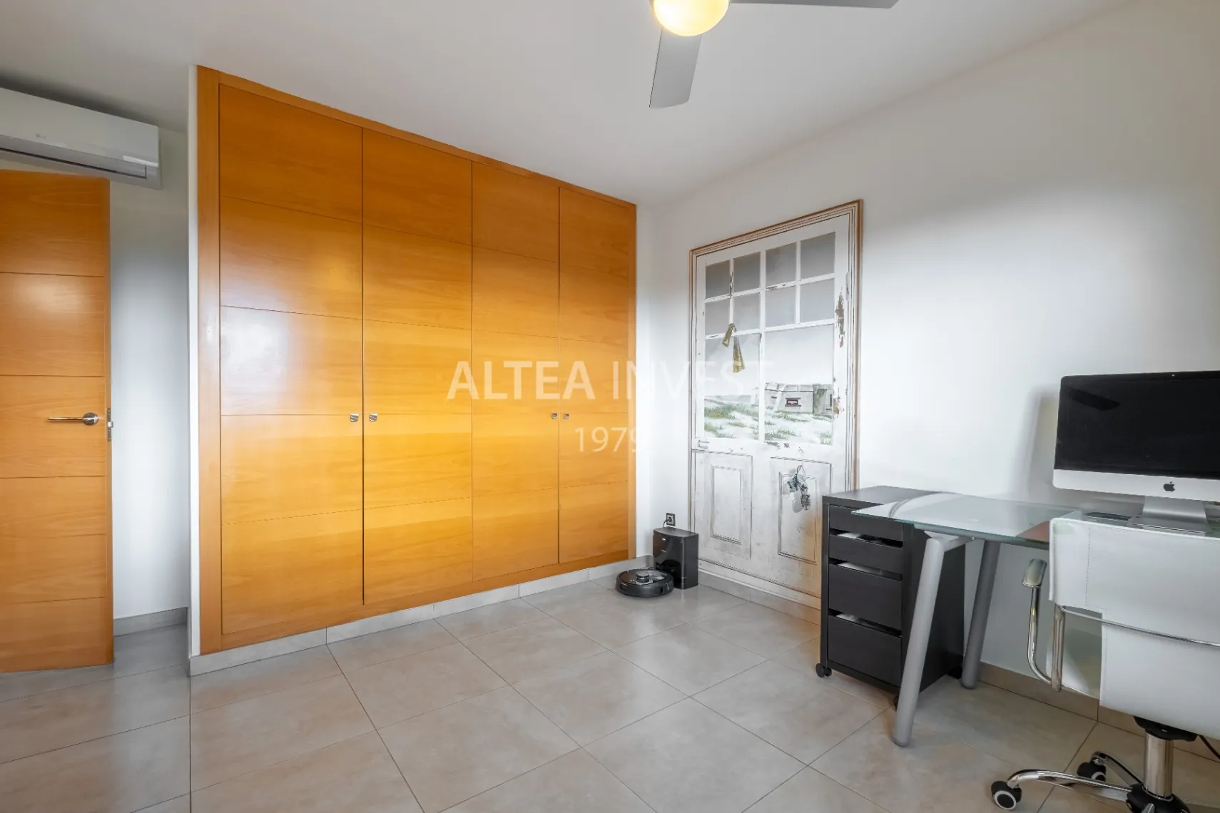 Penthouse with a large private terrace in Albir: comfort, light, and panoramic views.