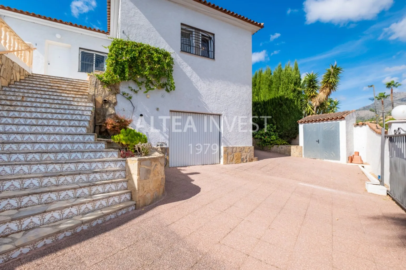 Spectacular villa completely renovated with stunning views of the Mediterranean Sea.