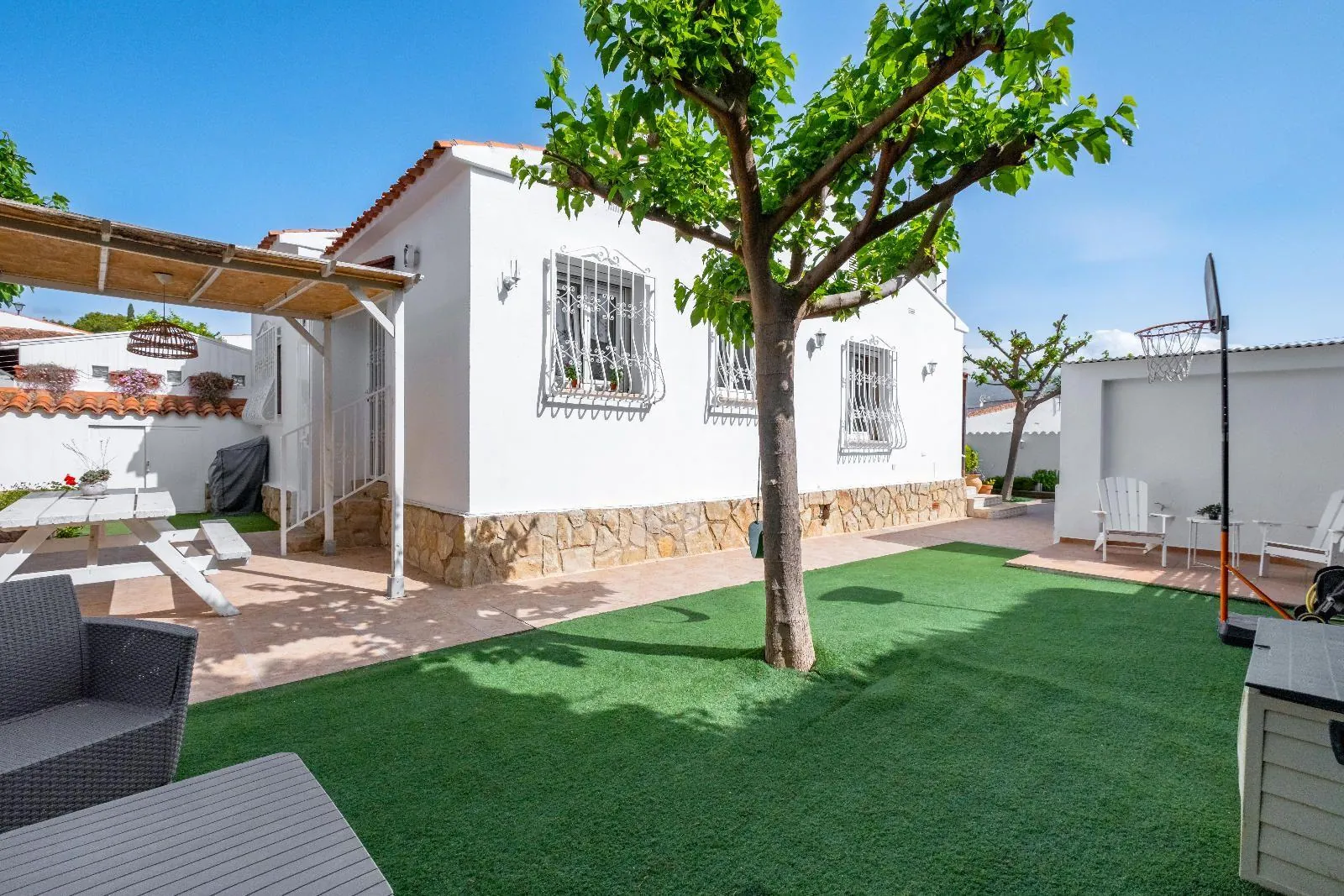 Modern and cozy villa in Alfaz del Pi: comfort, style, and serenity in one place