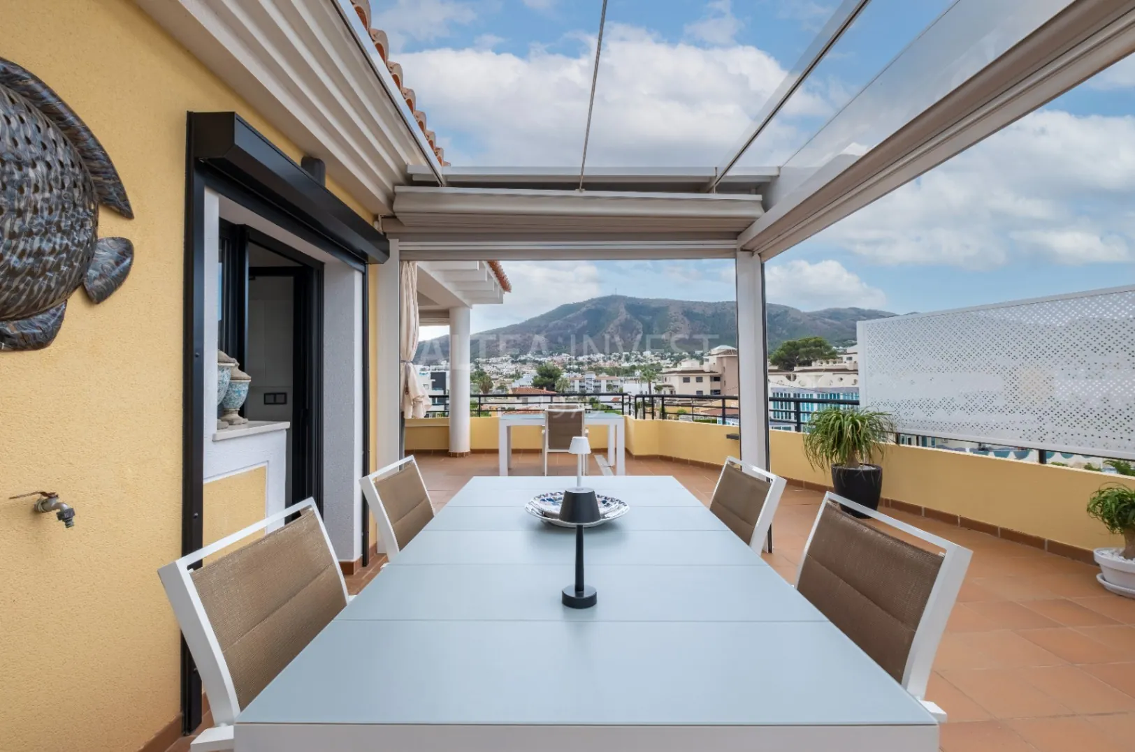 Penthouse with a large private terrace in Albir: comfort, light, and panoramic views.