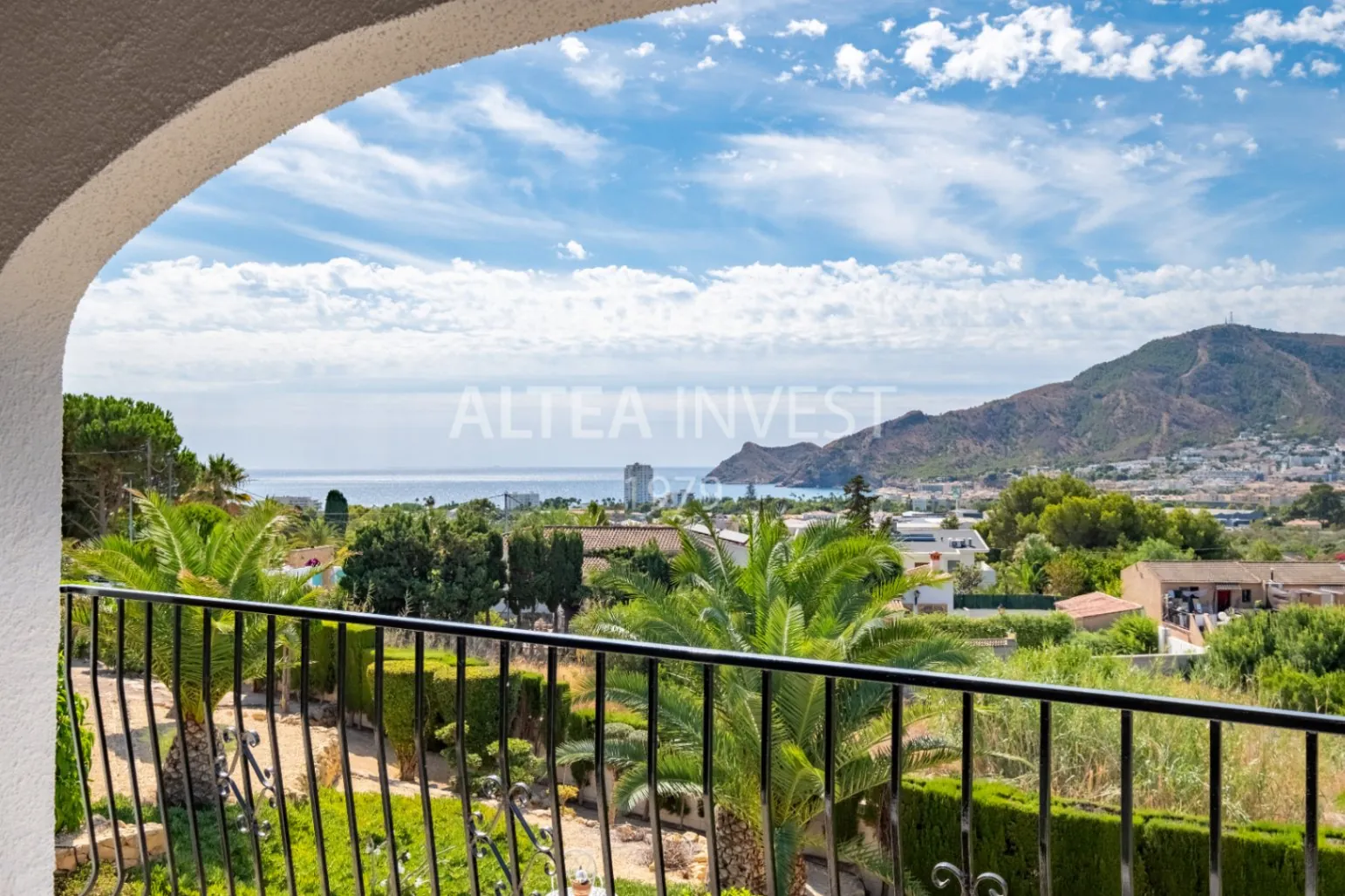 Exclusive Mediterranean-Style Chalet in El Planet