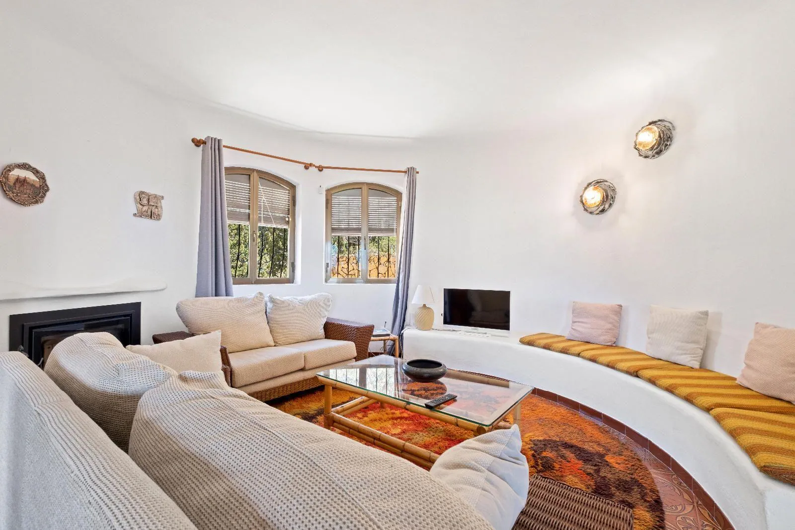Cosy Mediterranean style villa with open views over the bay of Altea.