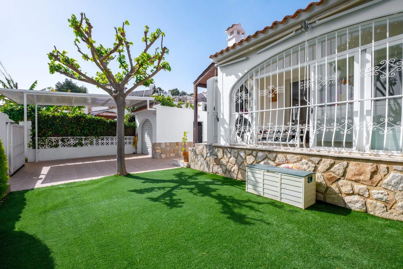 Modern and cozy villa in Alfaz del Pi: comfort, style, and serenity in one place