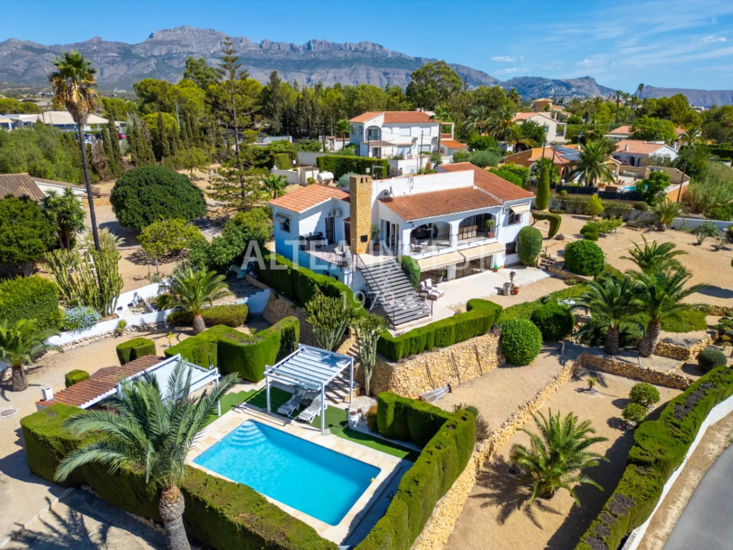 Exclusive Mediterranean-Style Chalet in El Planet