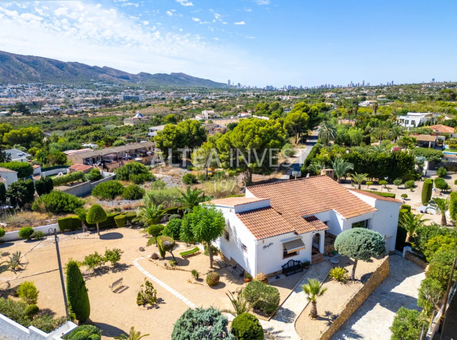 Exclusive Mediterranean-Style Chalet in El Planet