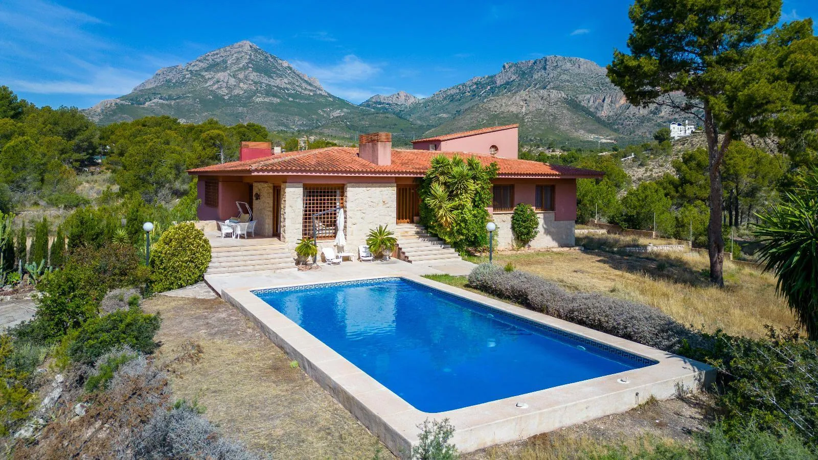 Mediterranean Elegance between the Sea and the Mountain – Privacy and Nature in La Nucía