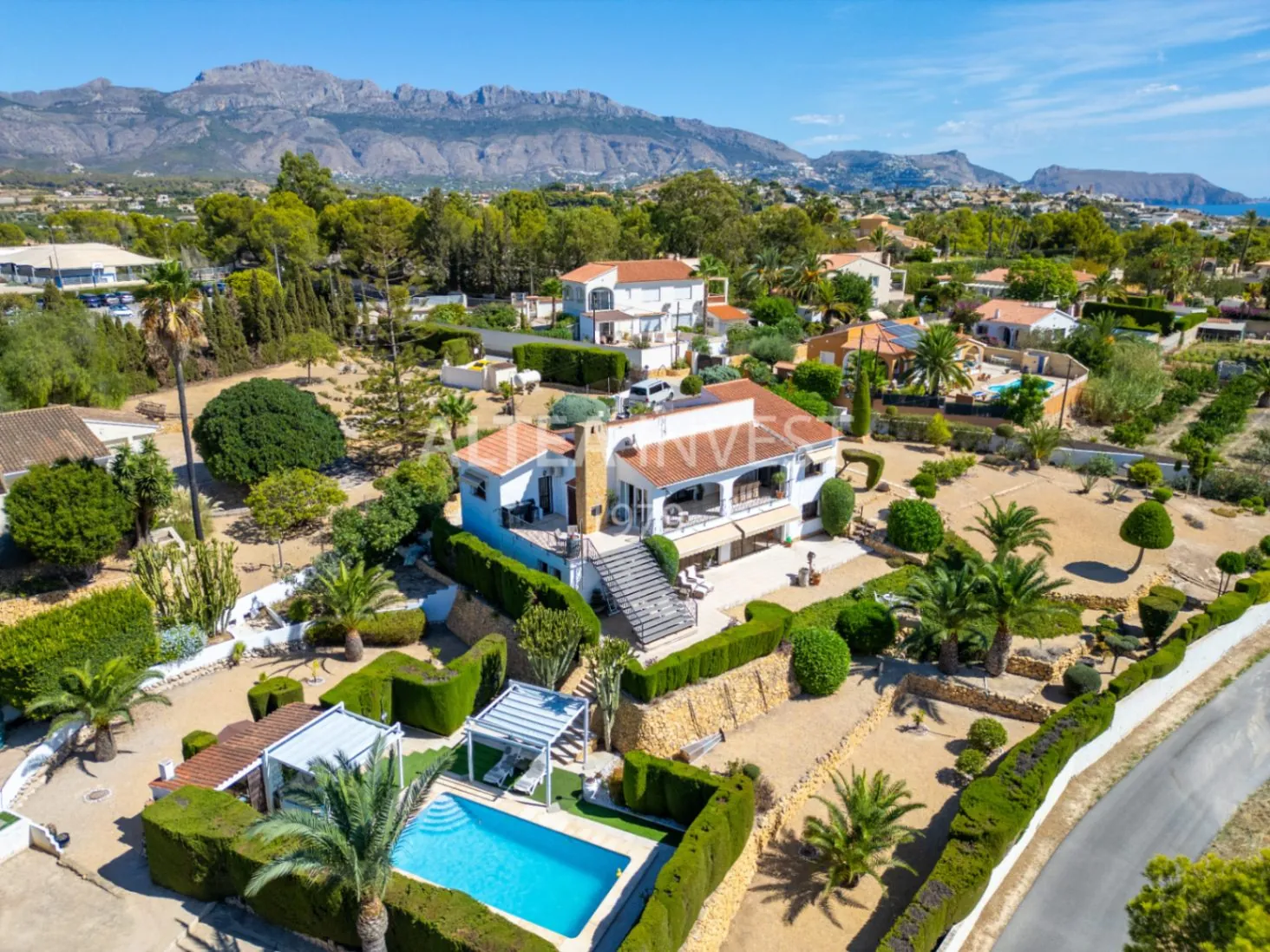 Exclusive Mediterranean-Style Chalet in El Planet
