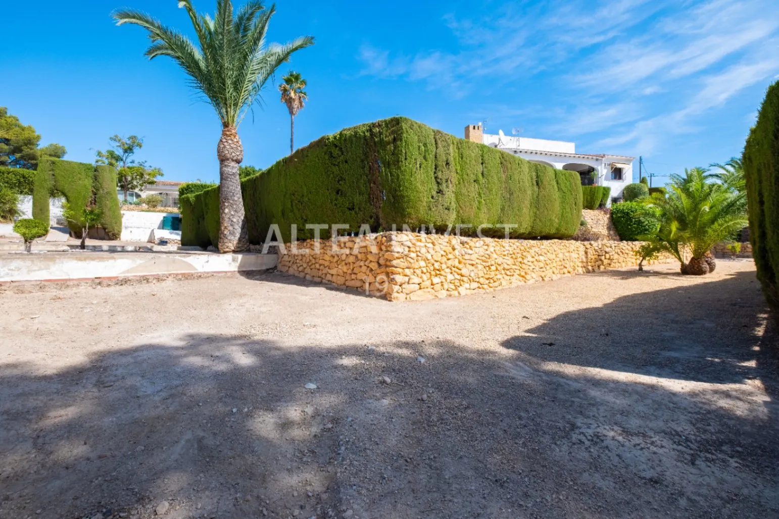 Exclusive Mediterranean-Style Chalet in El Planet