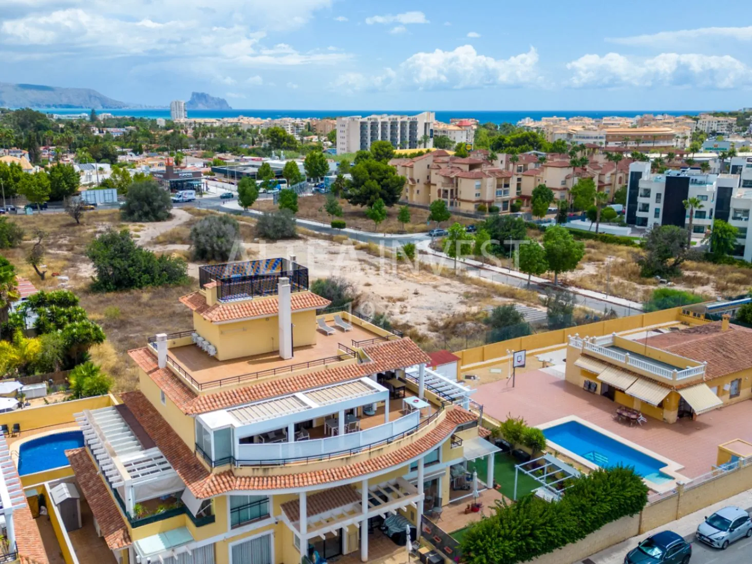 Penthouse with a large private terrace in Albir: comfort, light, and panoramic views.