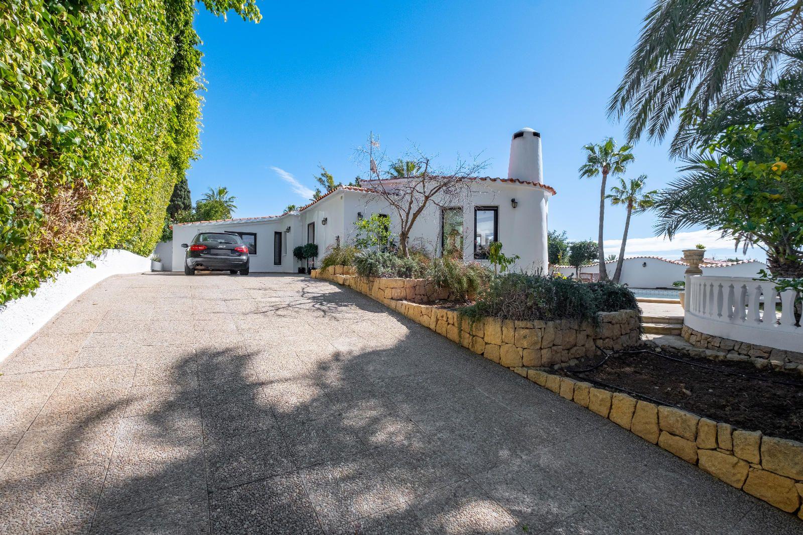 Charming Villa with Sea and Mountain Views in La Nucia