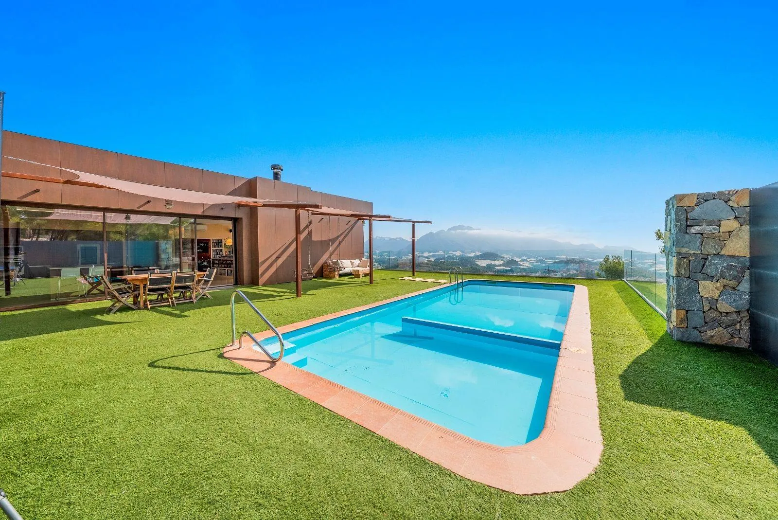 Exceptional villa in a unique setting with open views to the Mediterranean Sea and the bay of Altea.