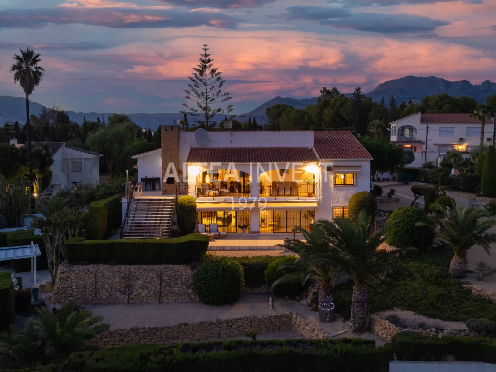 Exclusive Mediterranean-Style Chalet in El Planet