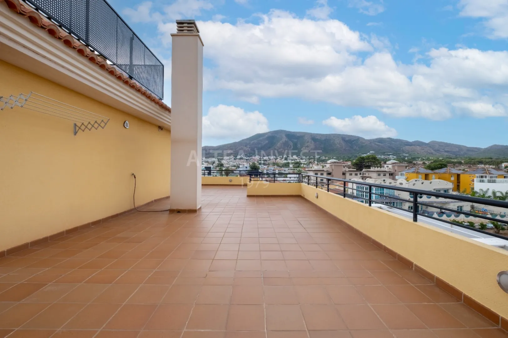 Penthouse with a large private terrace in Albir: comfort, light, and panoramic views.