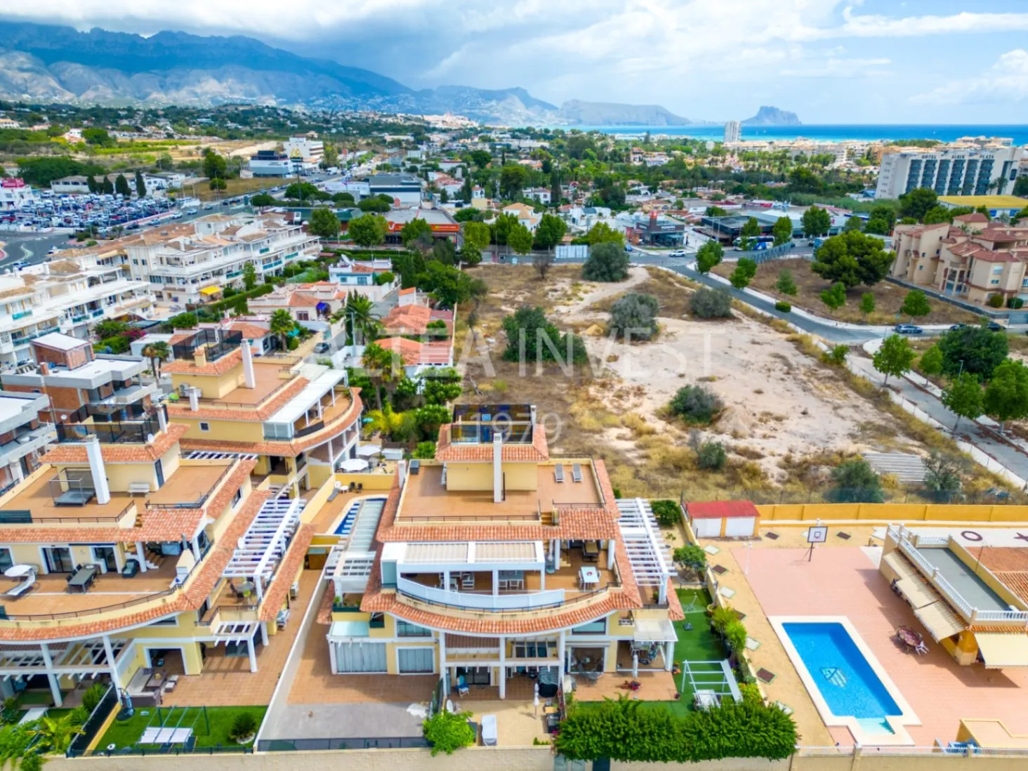 Penthouse with a large private terrace in Albir: comfort, light, and panoramic views.