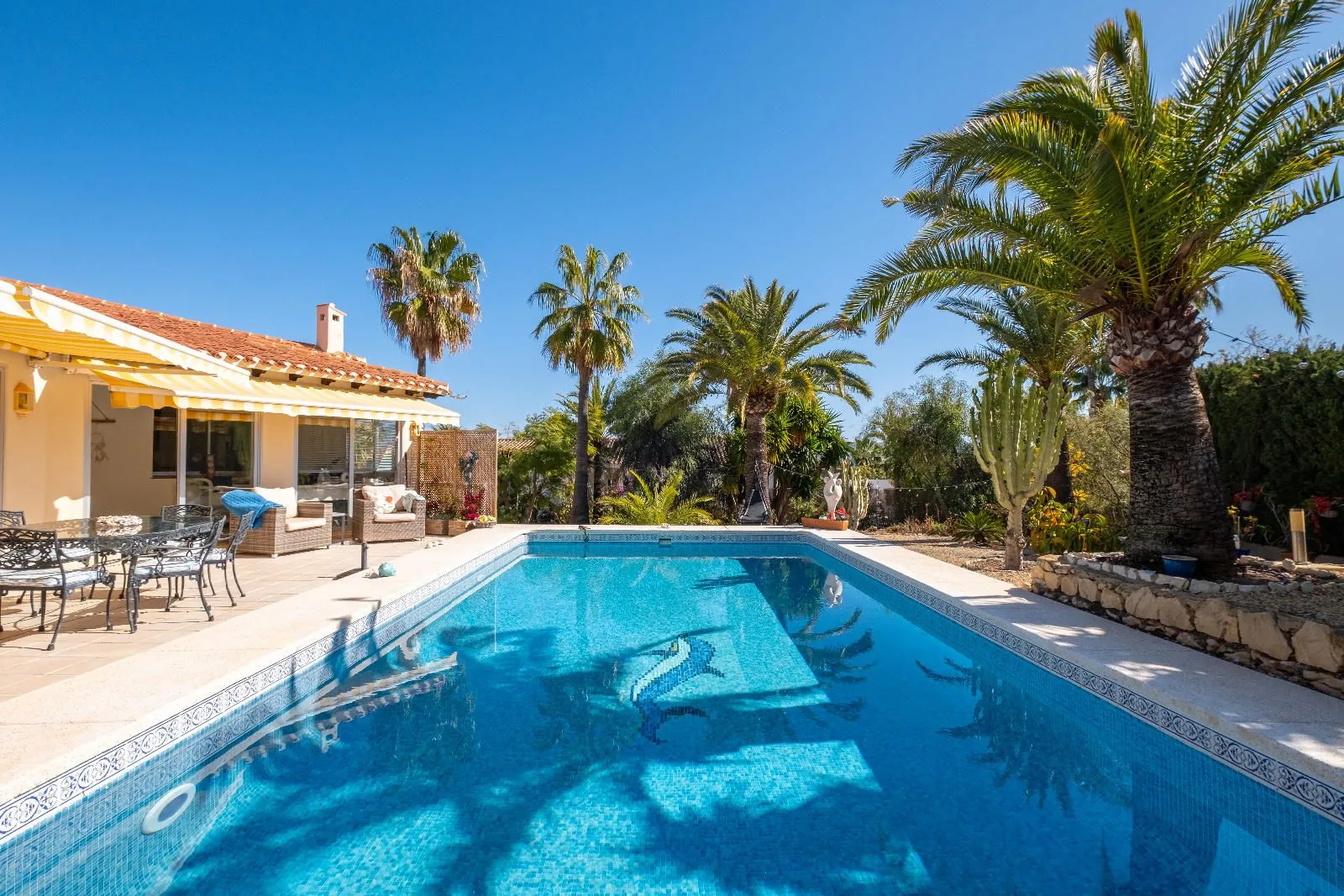 Elegant Mediterranean Villa with Guest House in La Nucia