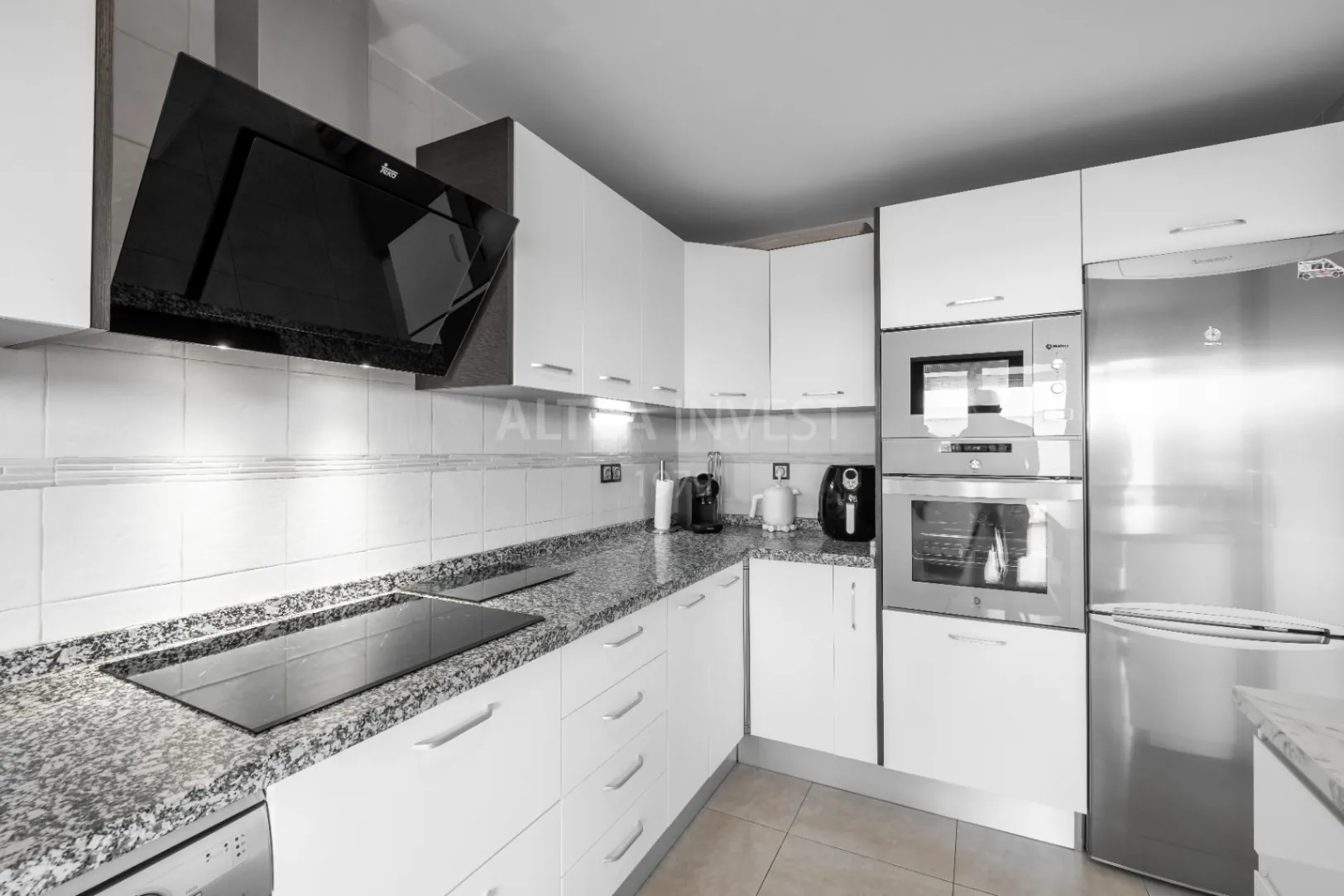 Penthouse with a large private terrace in Albir: comfort, light, and panoramic views.