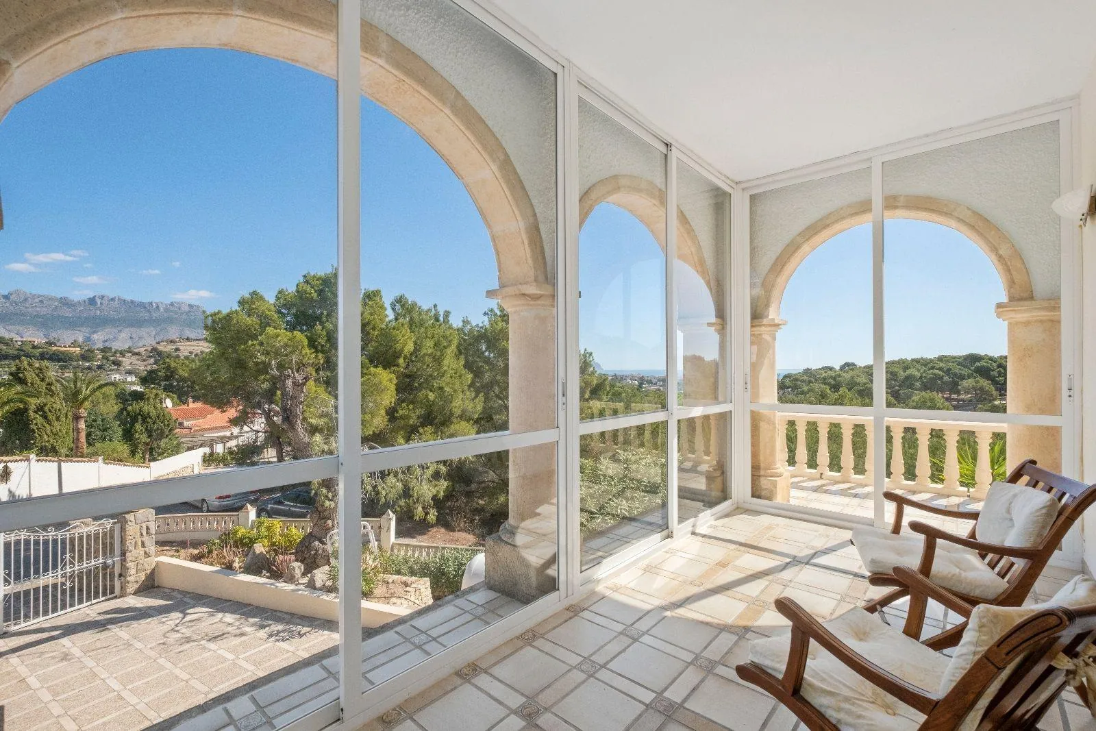 Luxurious and elegant villa with wonderful sea views