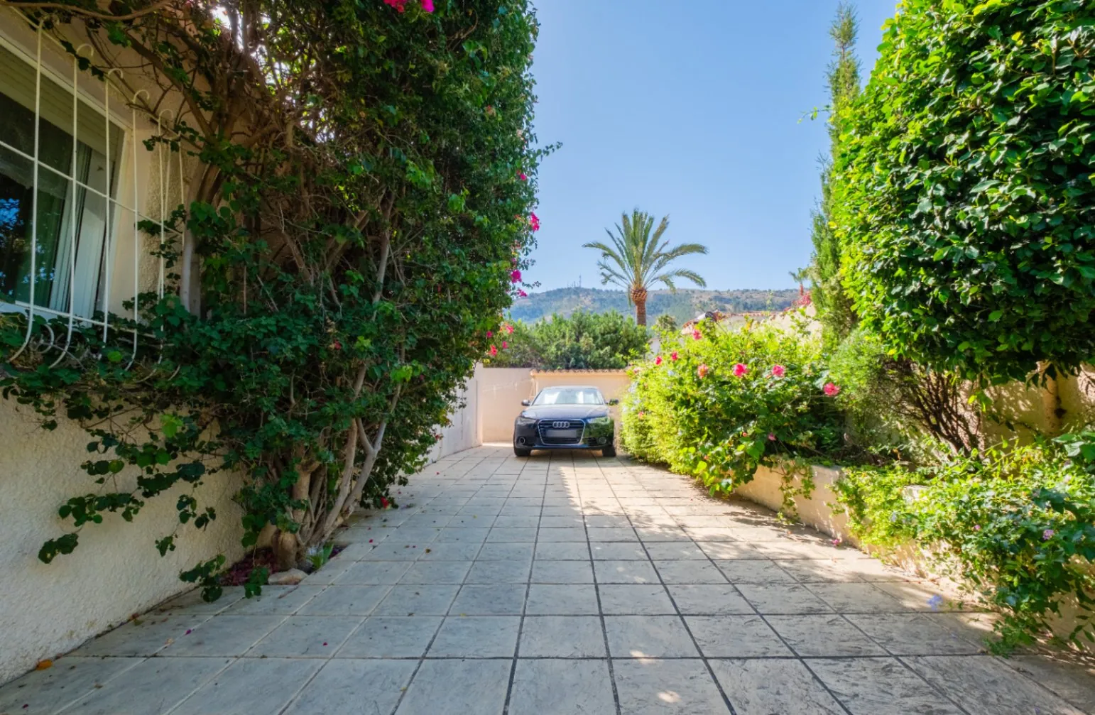 Where Tranquility Flourishes: House with Charming Garden and Pool in Albir