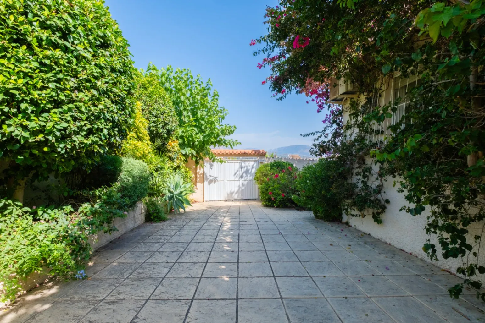Where Tranquility Flourishes: House with Charming Garden and Pool in Albir