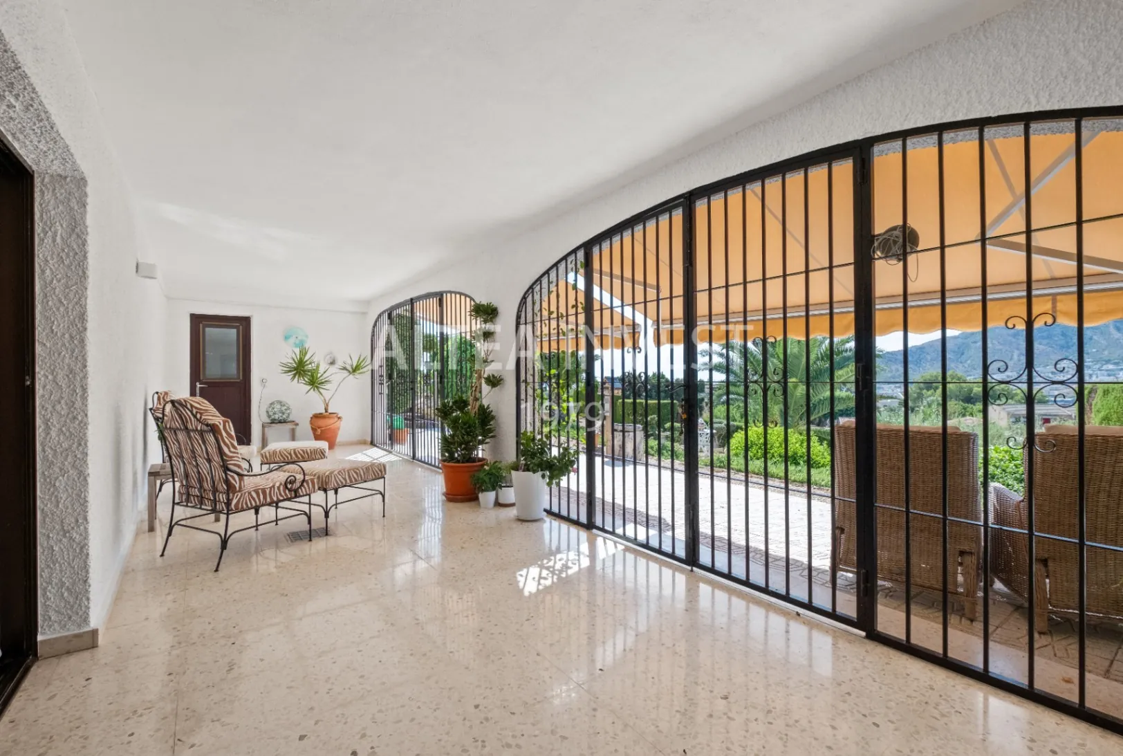 Exclusive Mediterranean-Style Chalet in El Planet