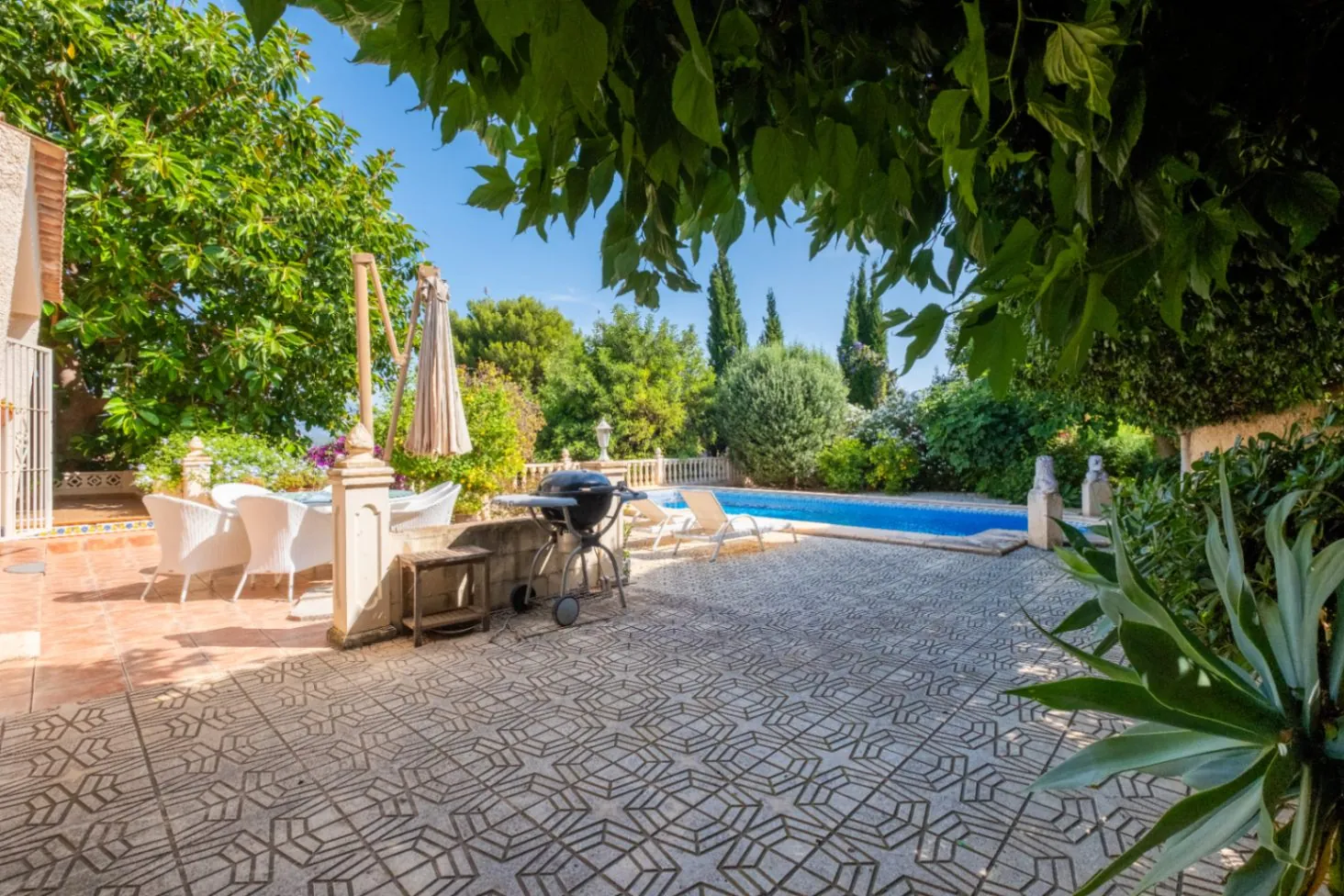 Where Tranquility Flourishes: House with Charming Garden and Pool in Albir