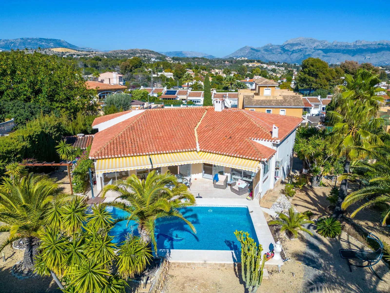Elegant Mediterranean Villa with Guest House in La Nucia