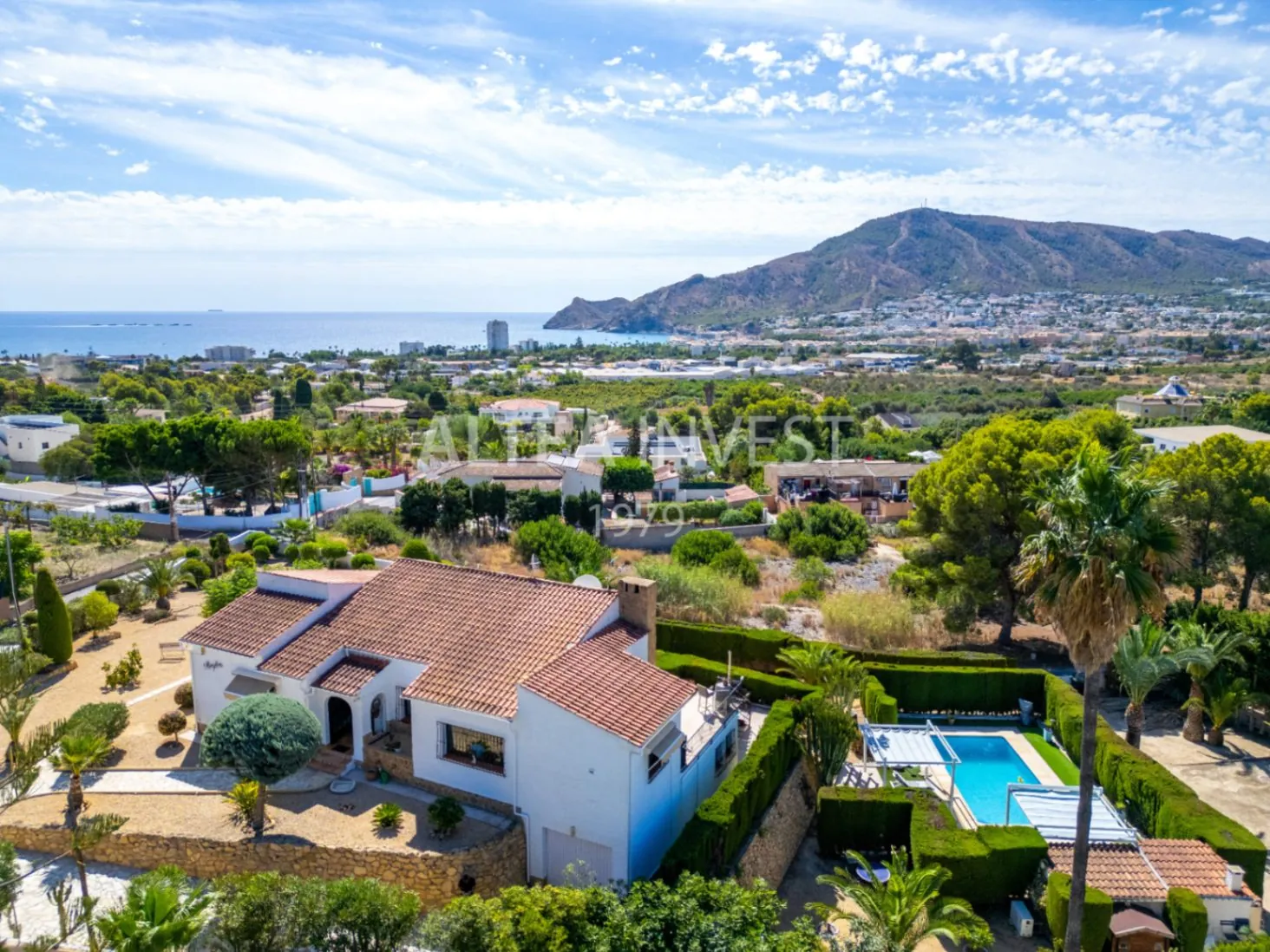 Exclusive Mediterranean-Style Chalet in El Planet