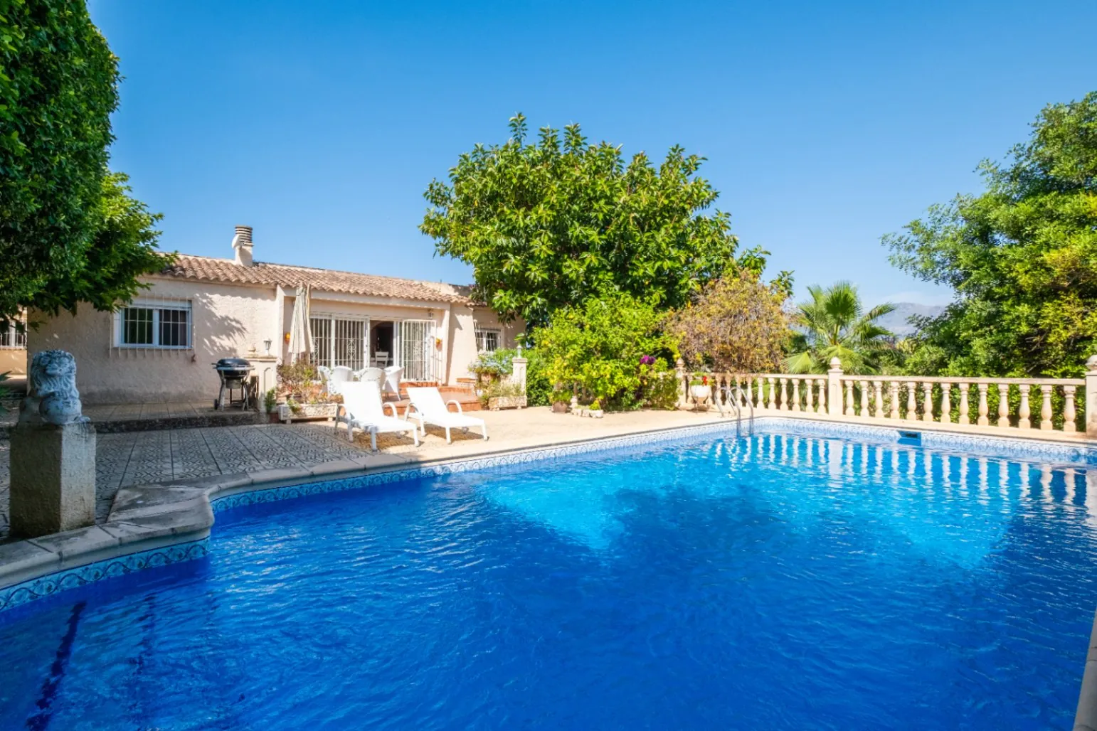 Where Tranquility Flourishes: House with Charming Garden and Pool in Albir