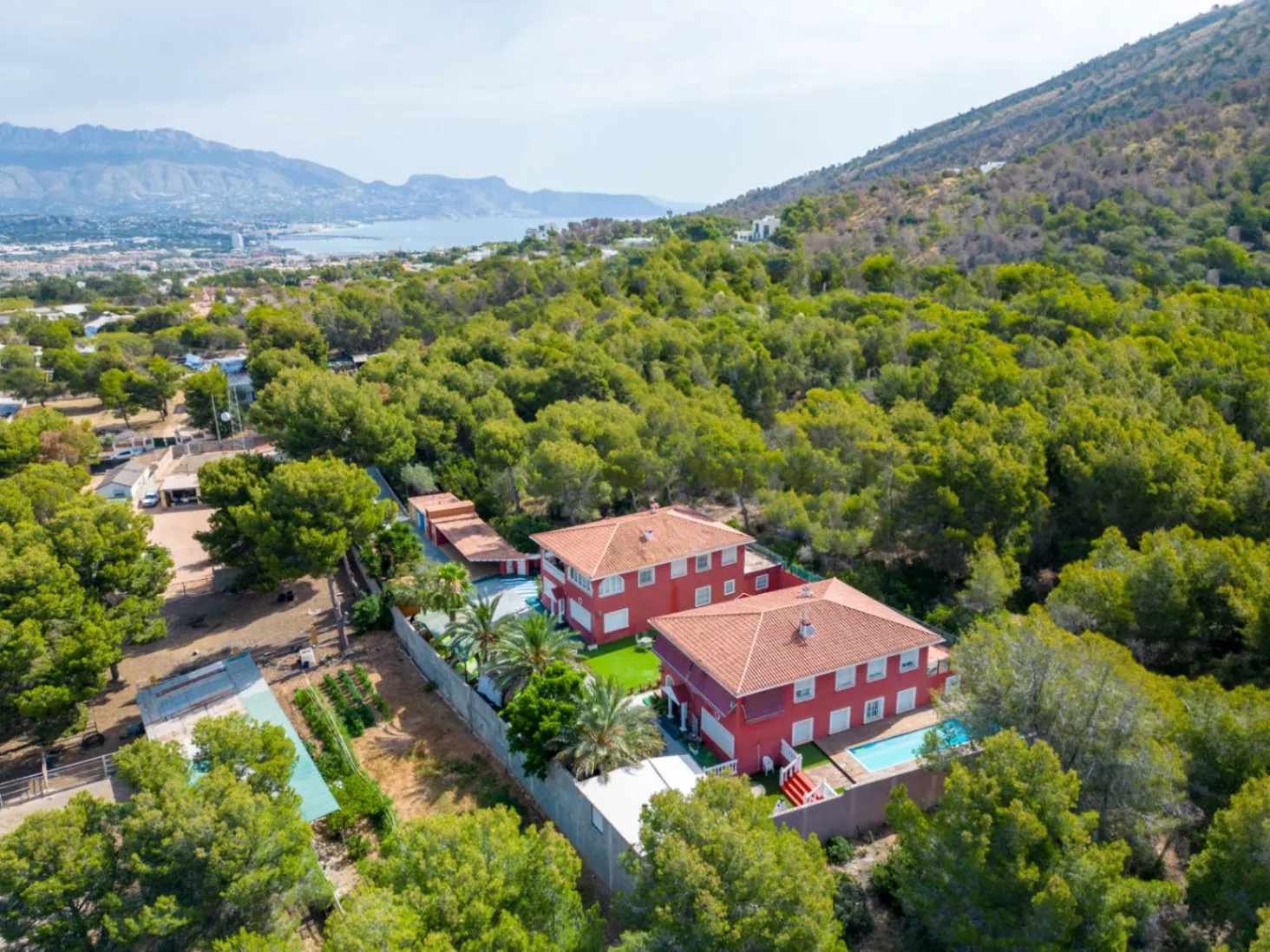 Two Villas – Nature, Privacy, and Versatility in a Unique Setting Next to Sierra Helada