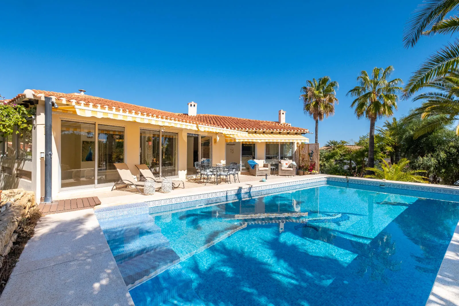 Elegant Mediterranean Villa with Guest House in La Nucia