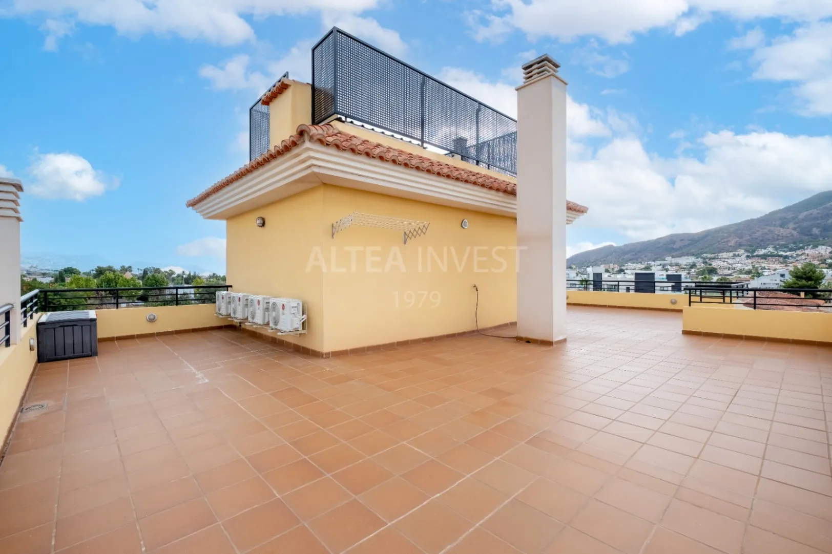 Penthouse with a large private terrace in Albir: comfort, light, and panoramic views.