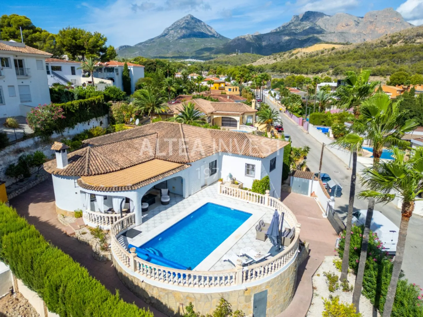 Spectacular villa completely renovated with stunning views of the Mediterranean Sea.