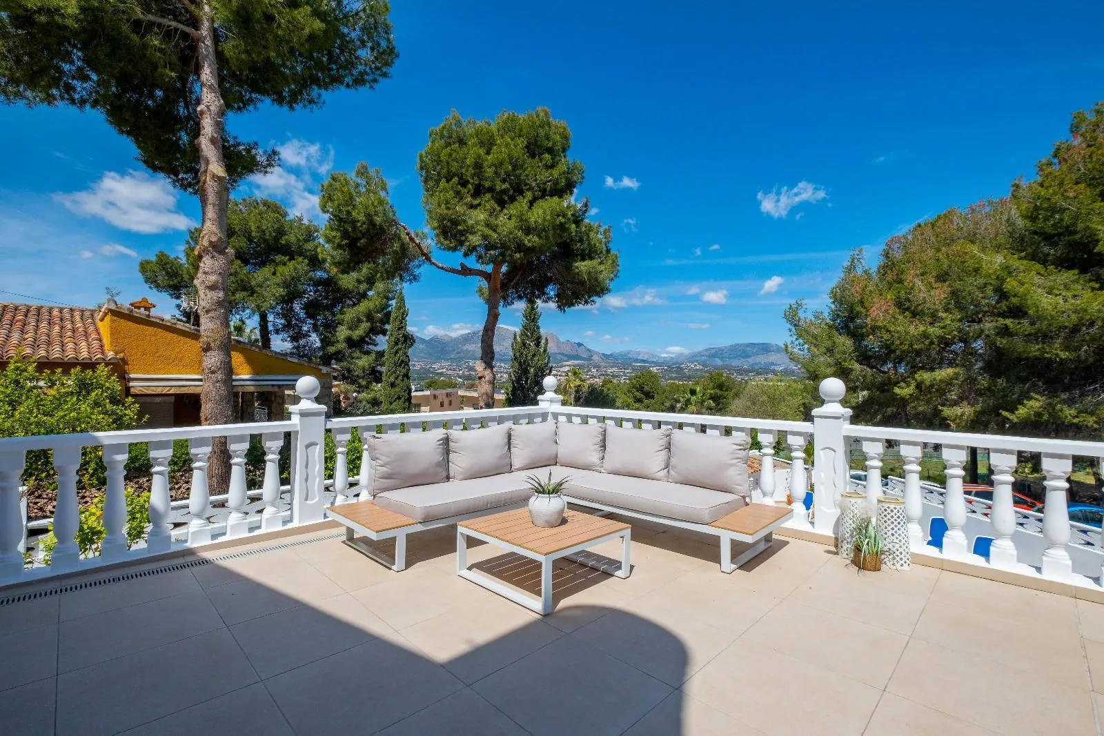 Exclusive Independent Villa with Panoramic Views, Private Pool and Outdoor Kitchen in Albir