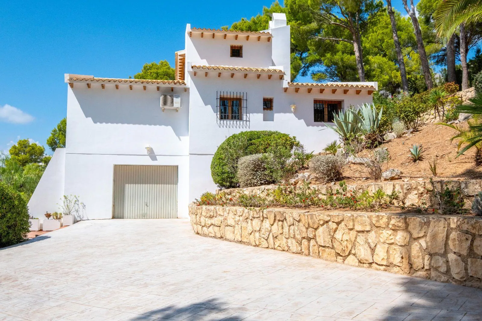 Elegant Mediterranean situated on the island of the golf course
