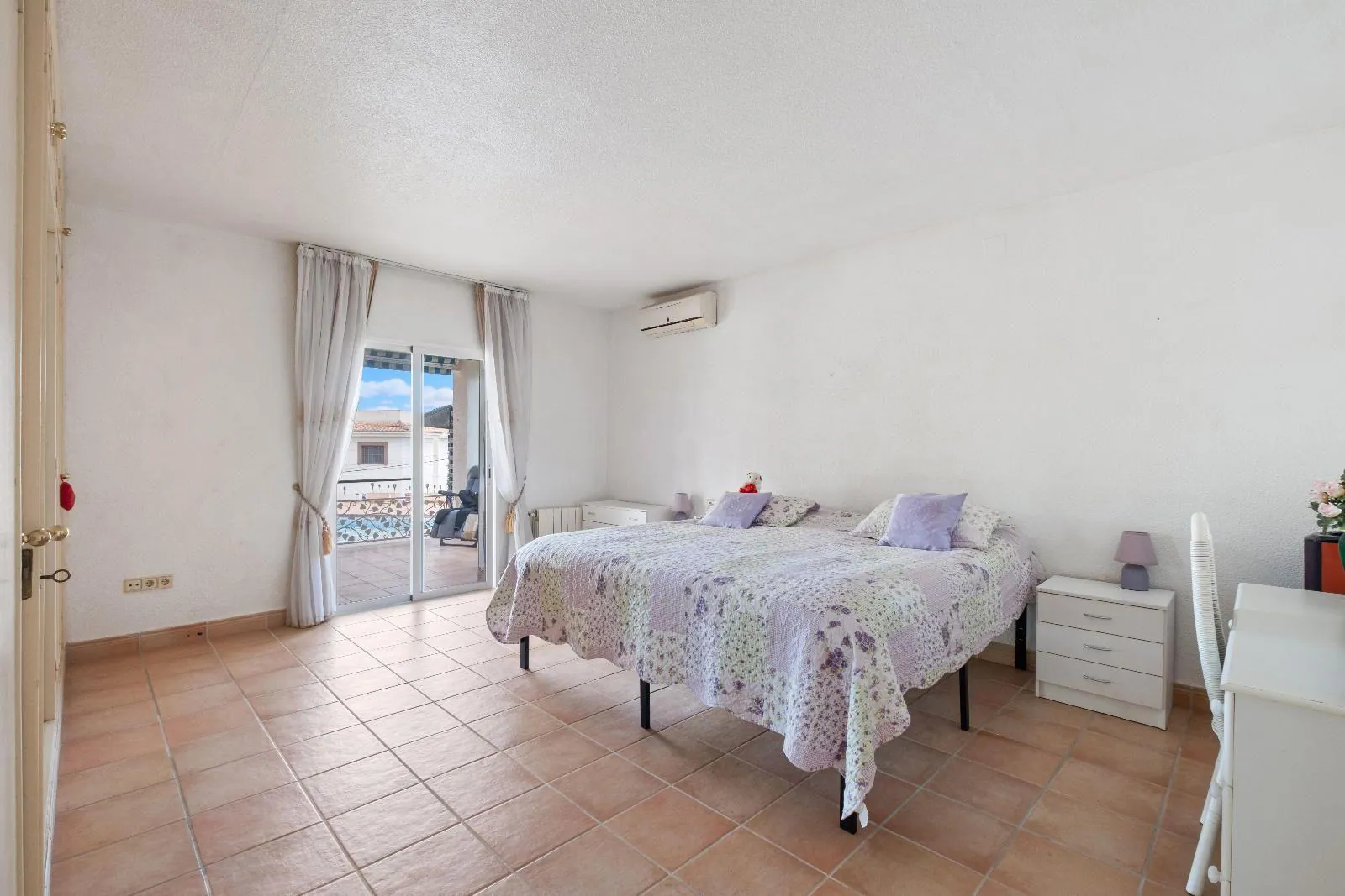 Single-storey villa in Alfaz del Pi: spaciousness, privacy, and heated pool